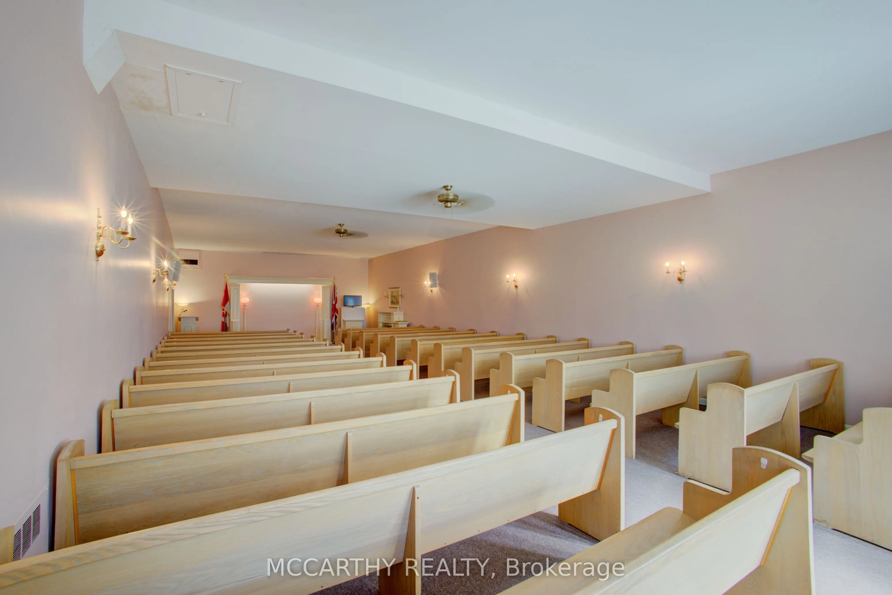 318 Main Street E