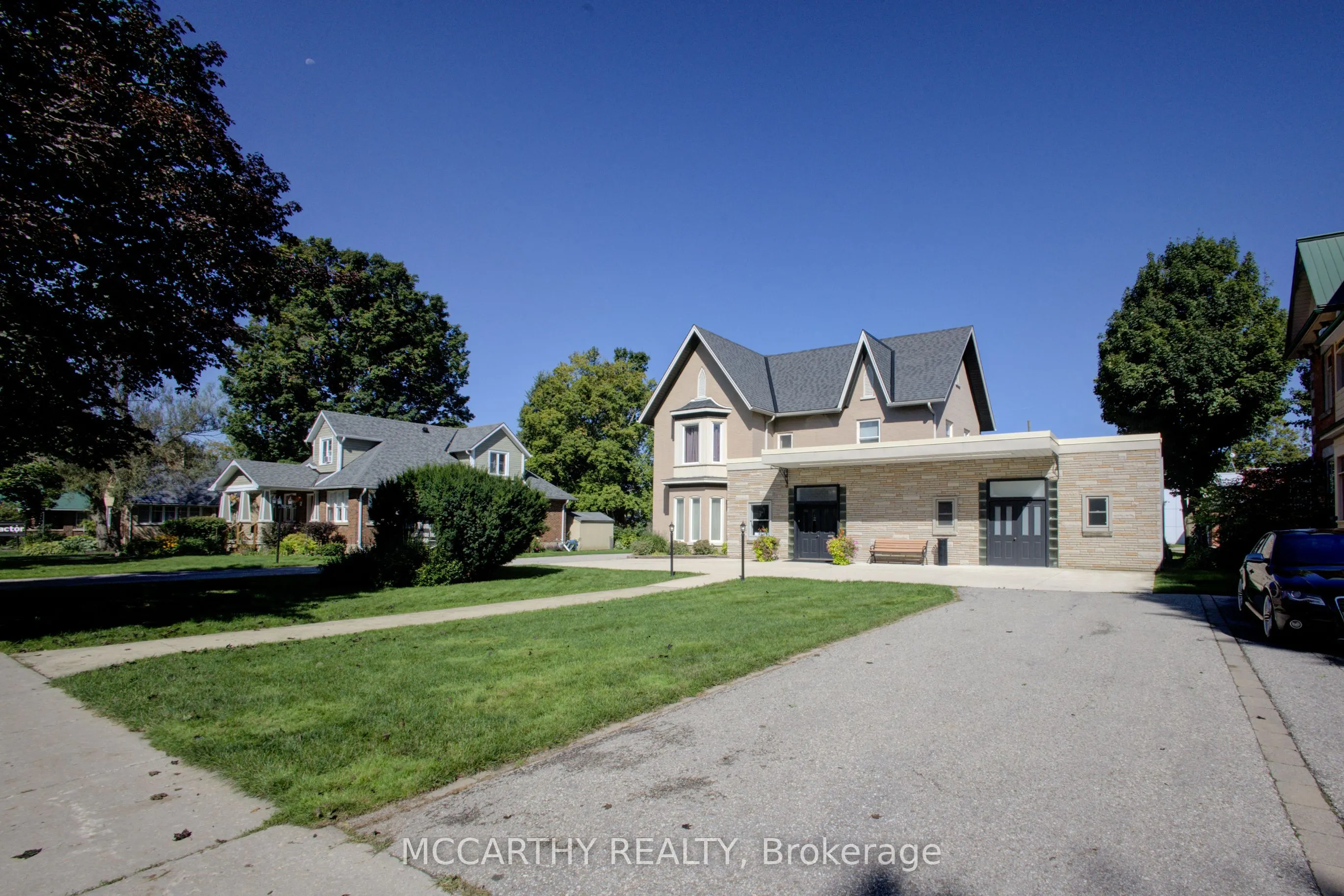 318 Main Street E