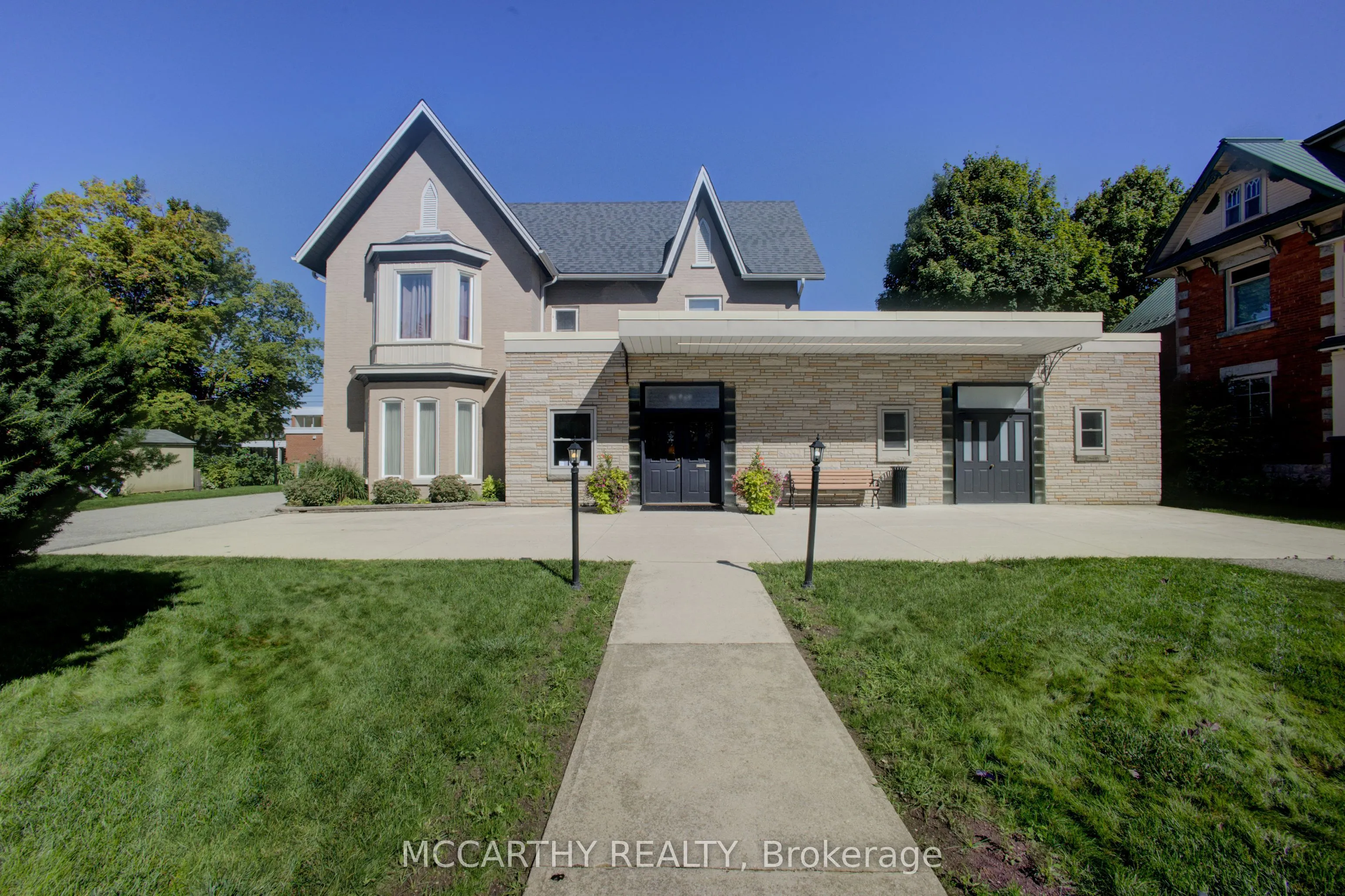 318 Main Street E