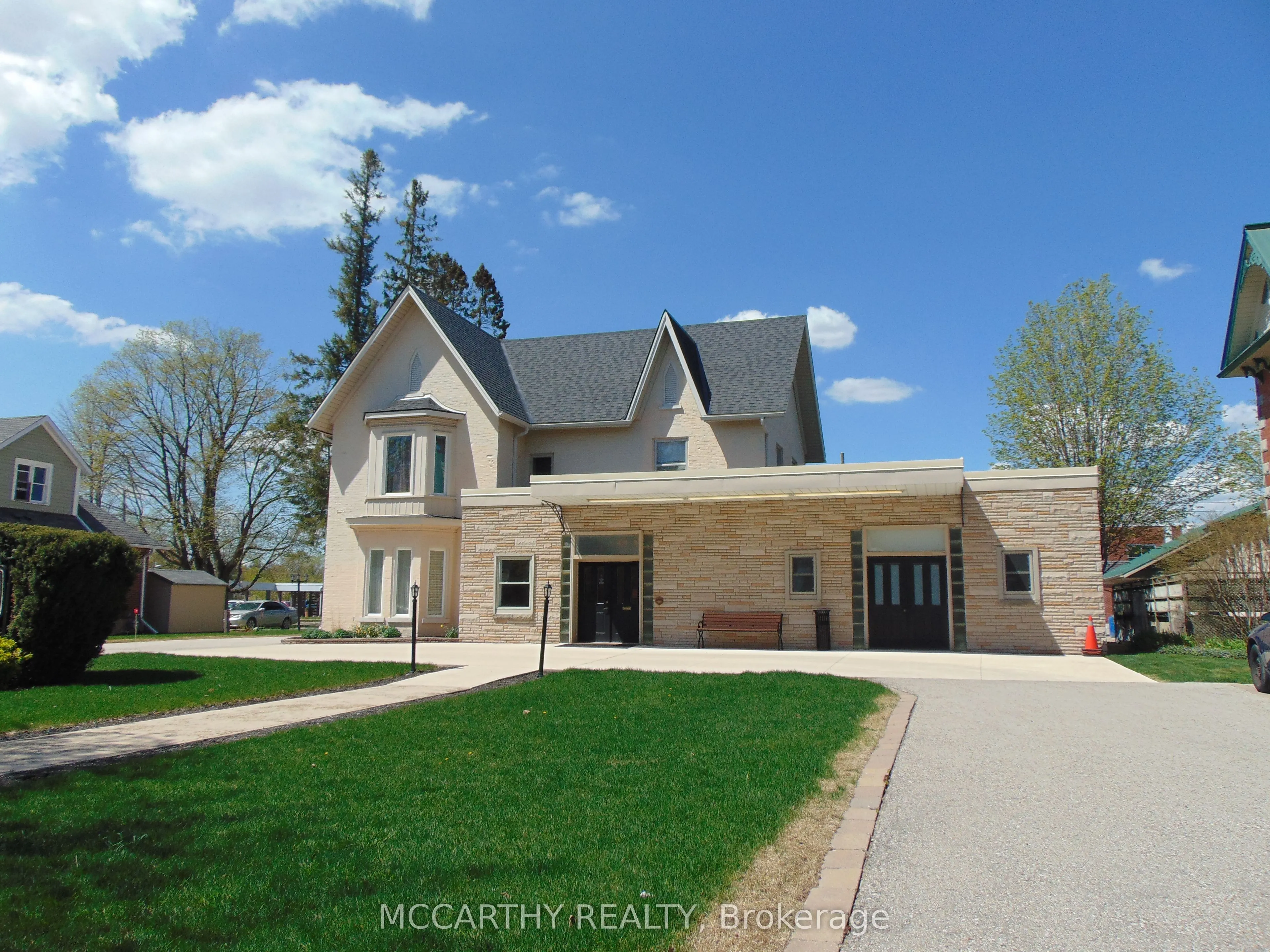 318 Main Street E