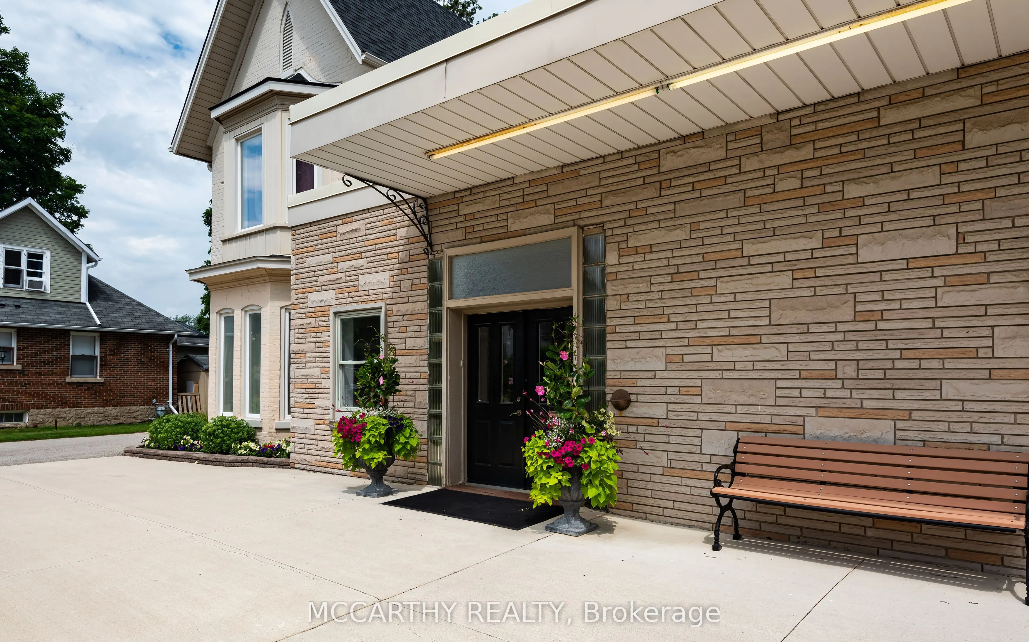 318 Main Street E