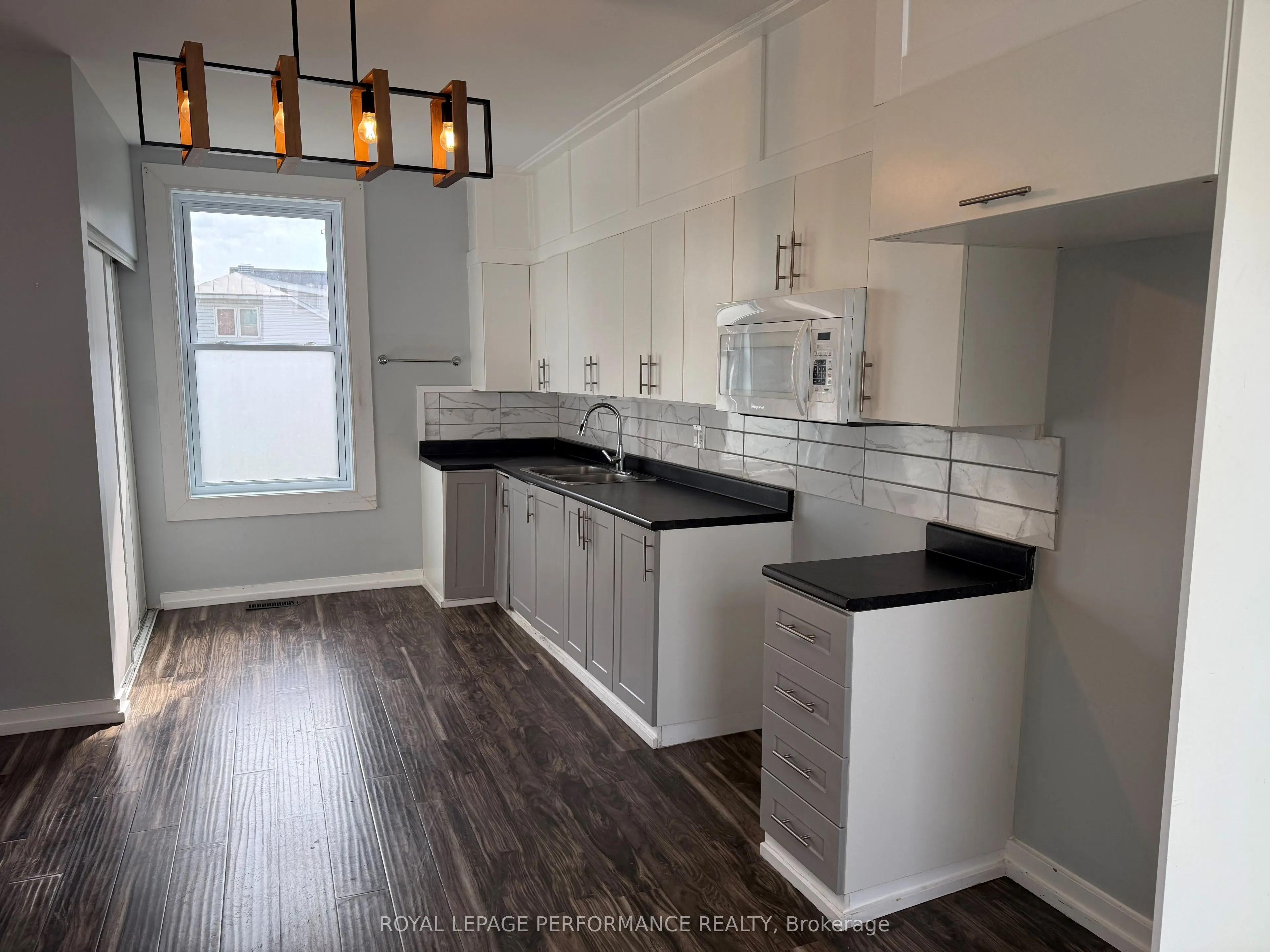 218 Main Street E