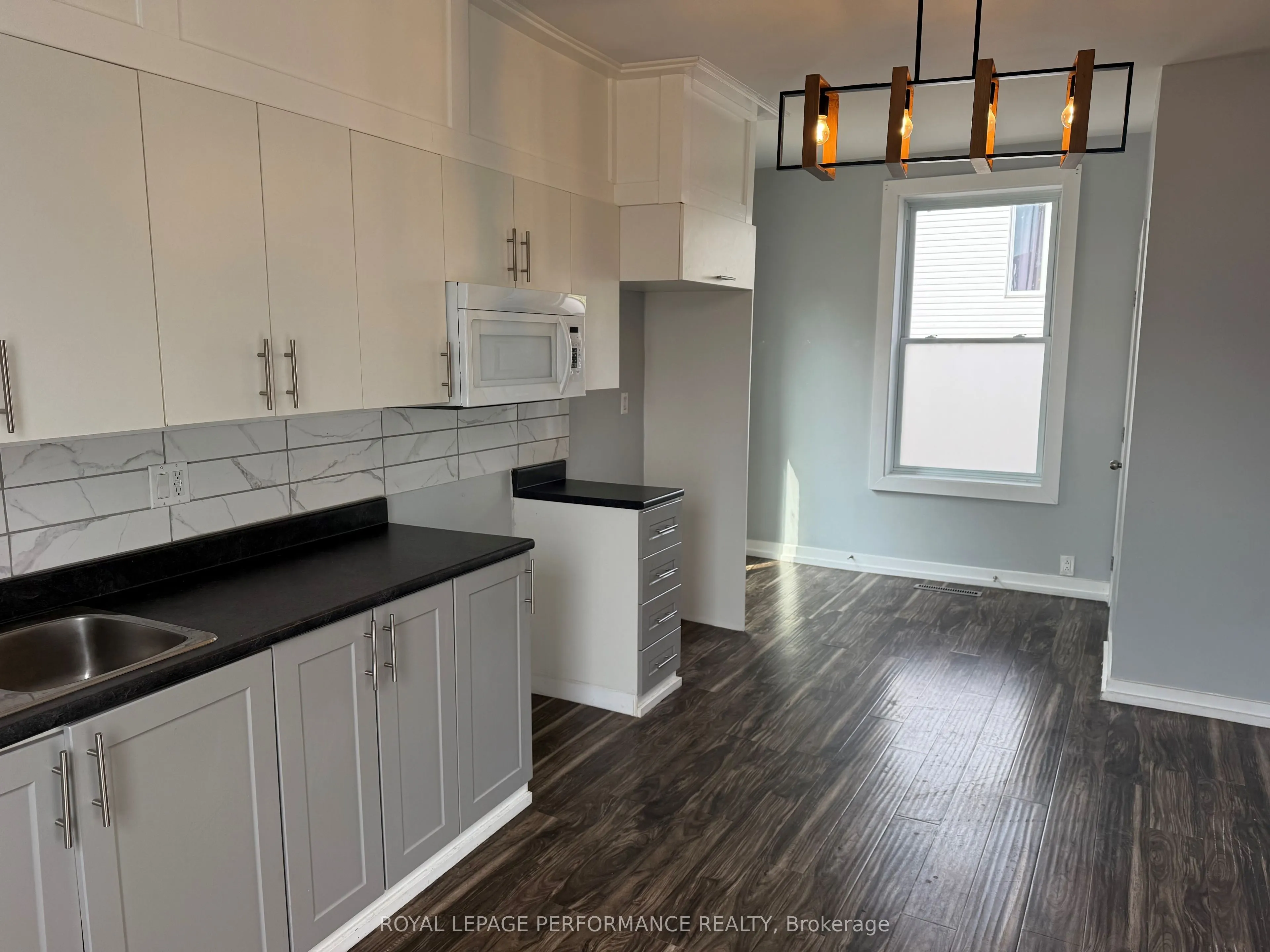 218 Main Street E