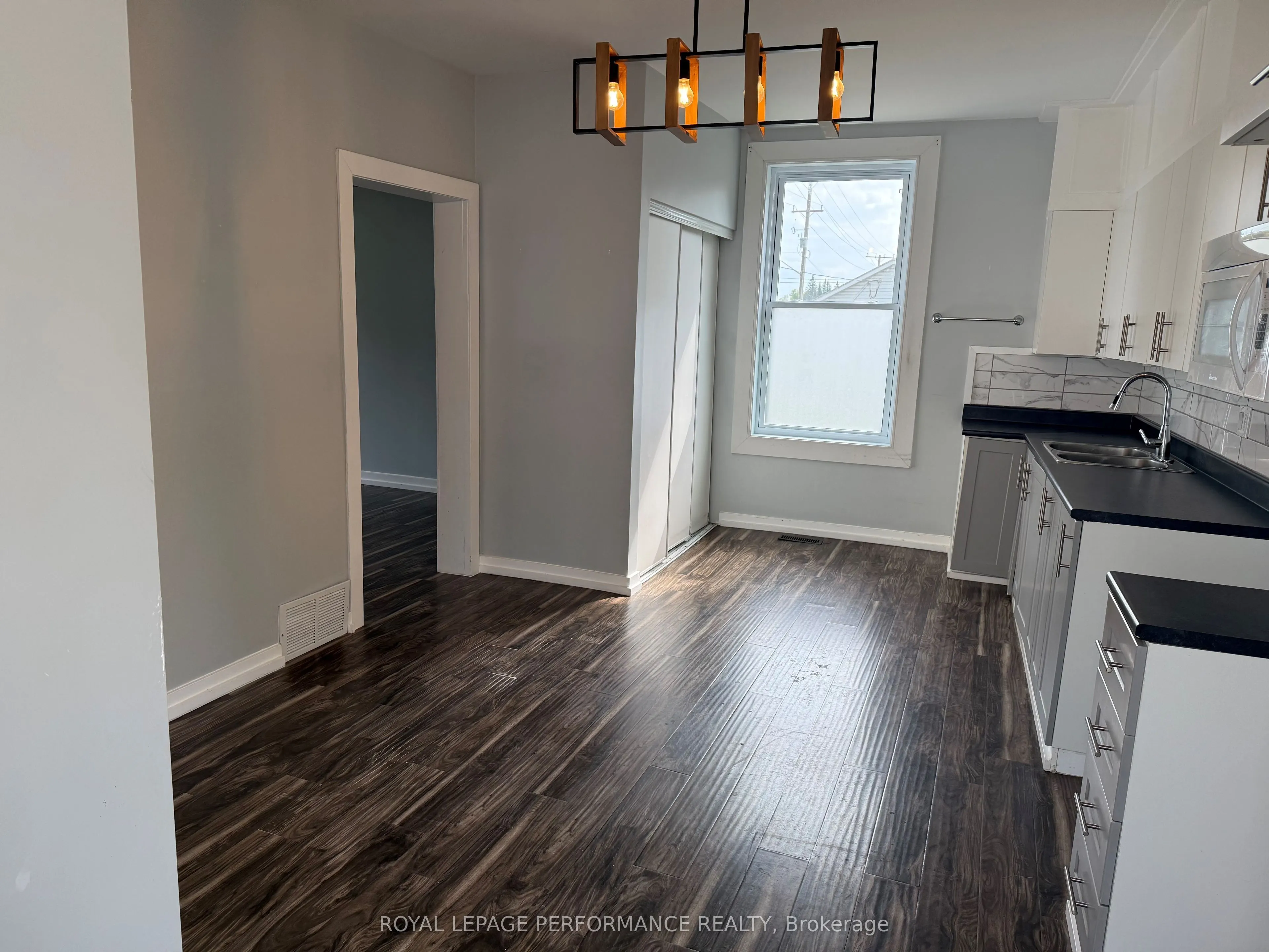 218 Main Street E