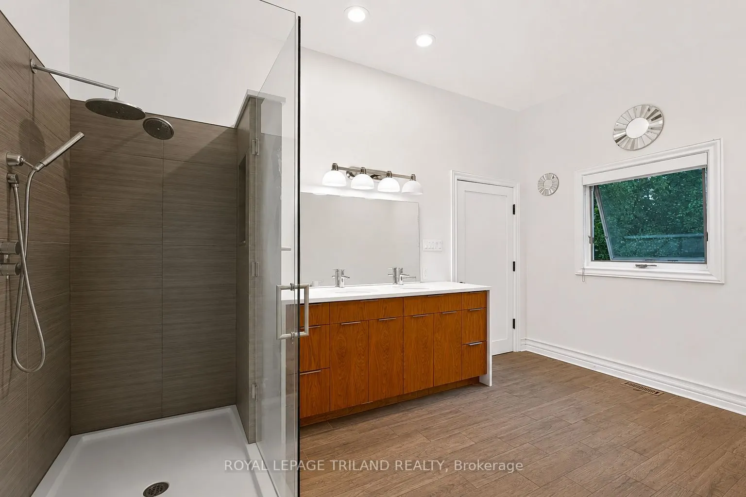467 Commissioners Road E