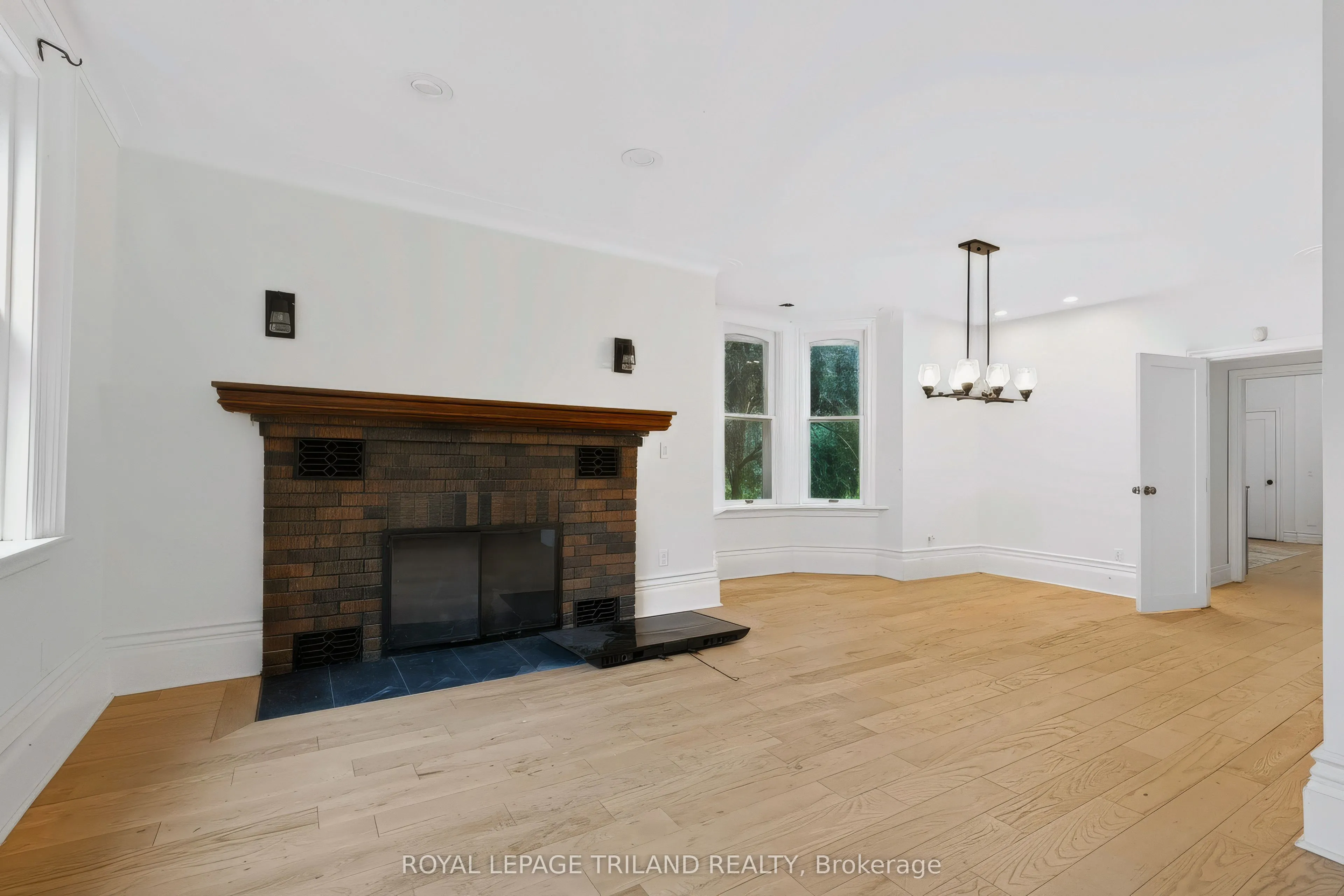 467 Commissioners Road E