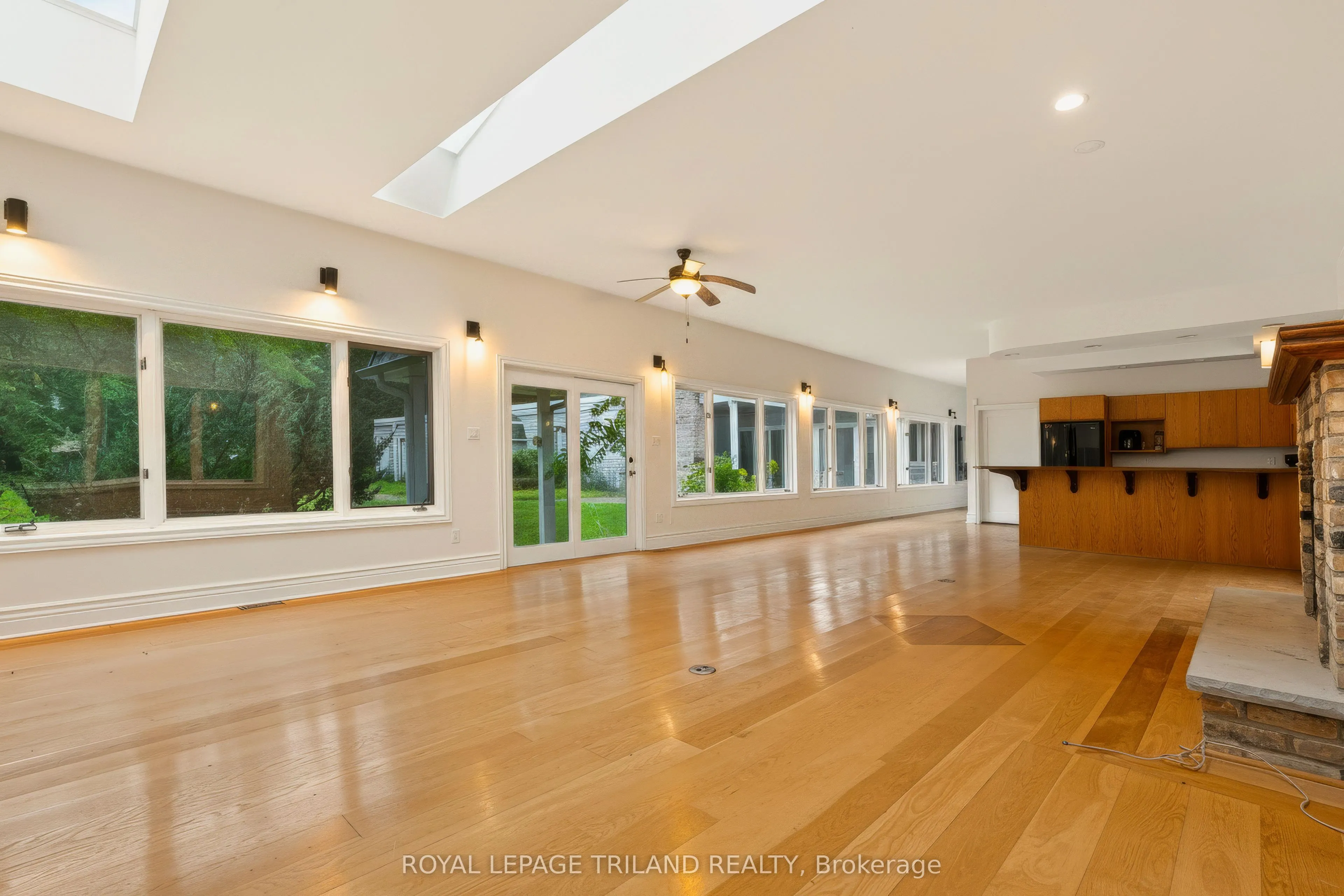 467 Commissioners Road E