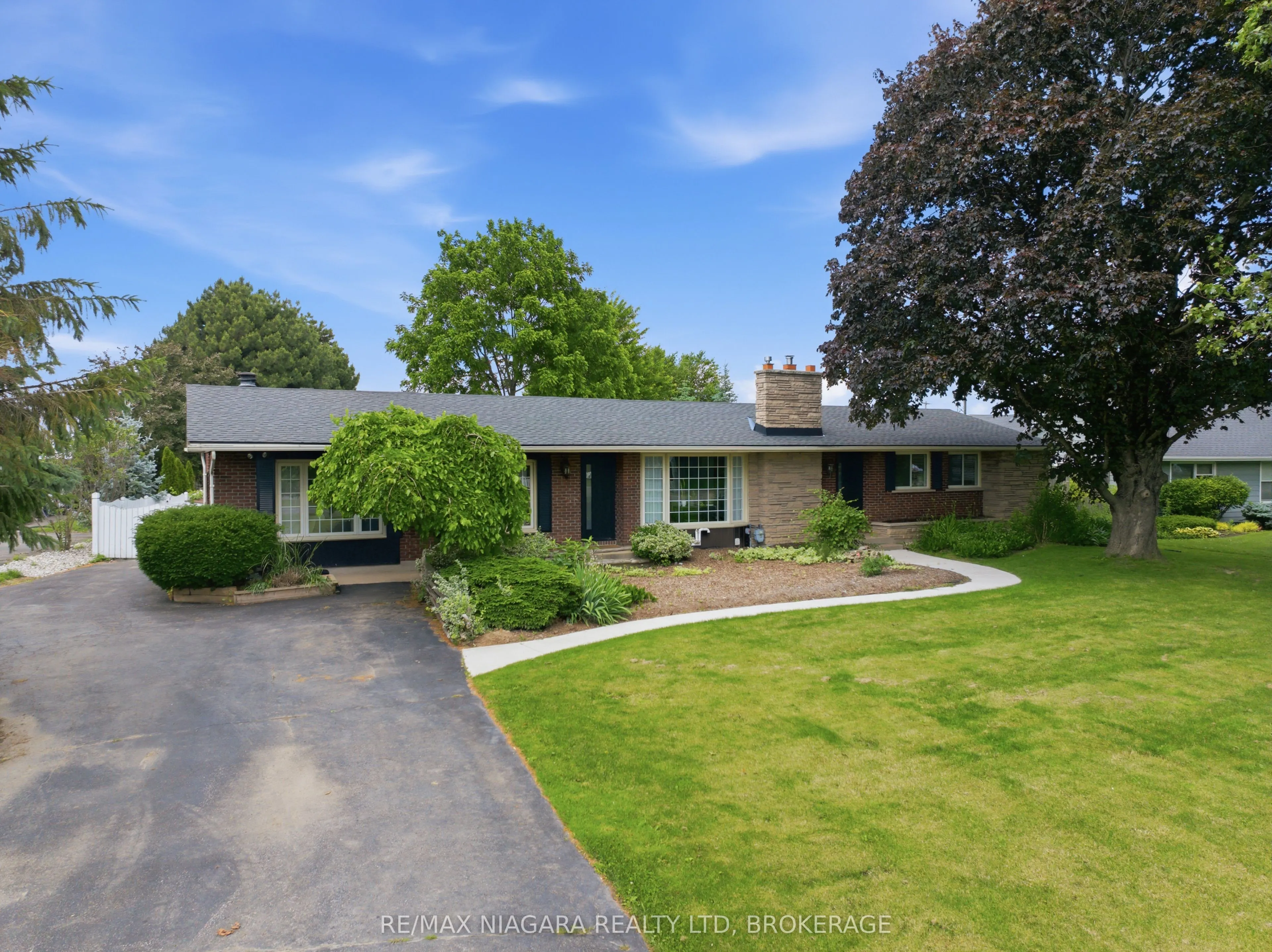 1042 Lakeshore Road W