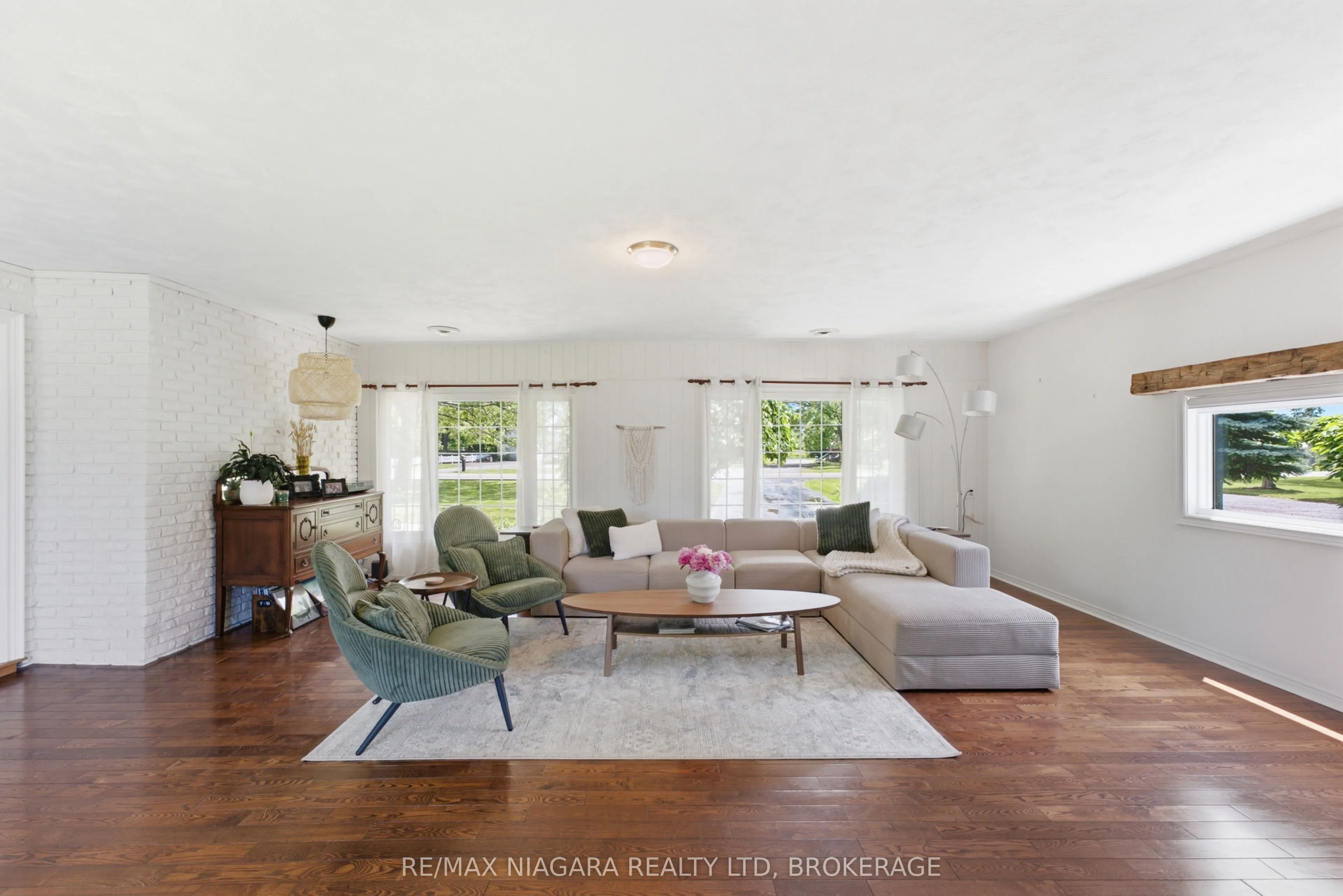 1042 Lakeshore Road W