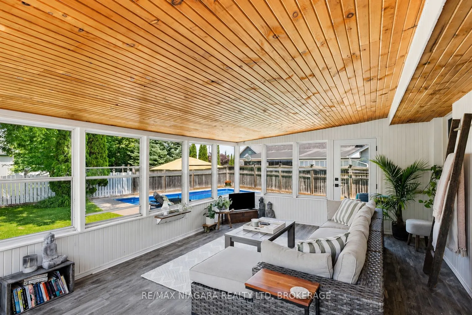 1042 Lakeshore Road W