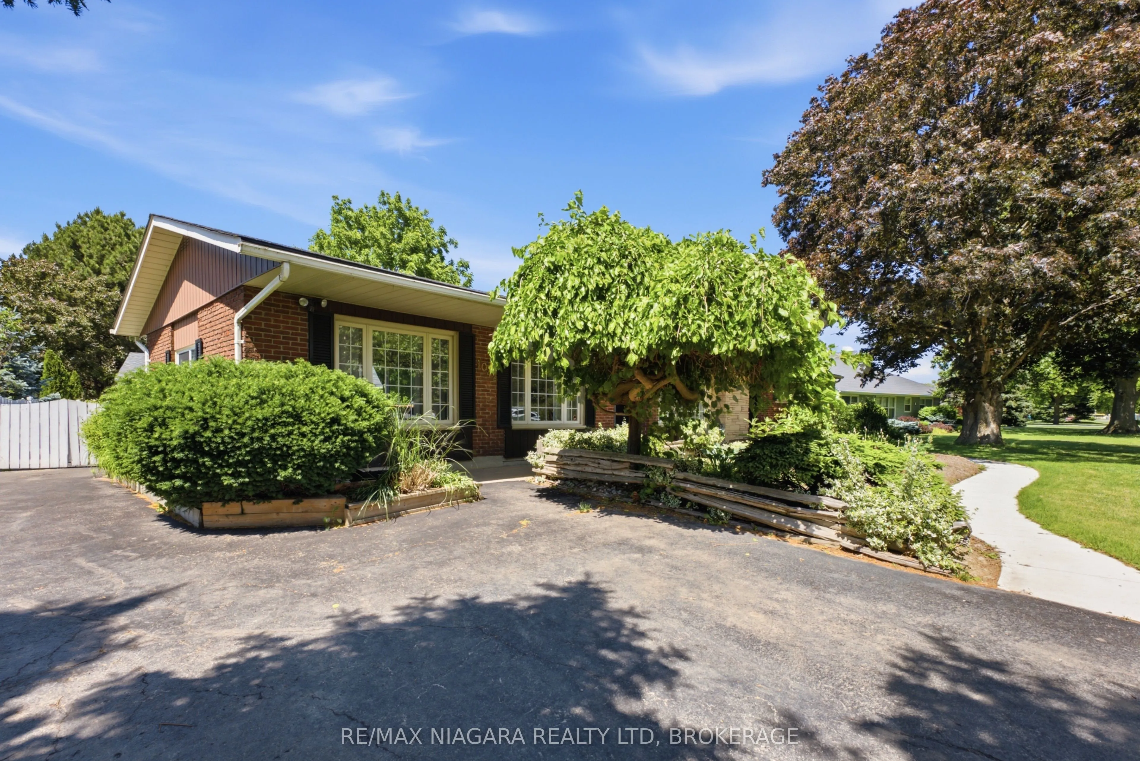 1042 Lakeshore Road W