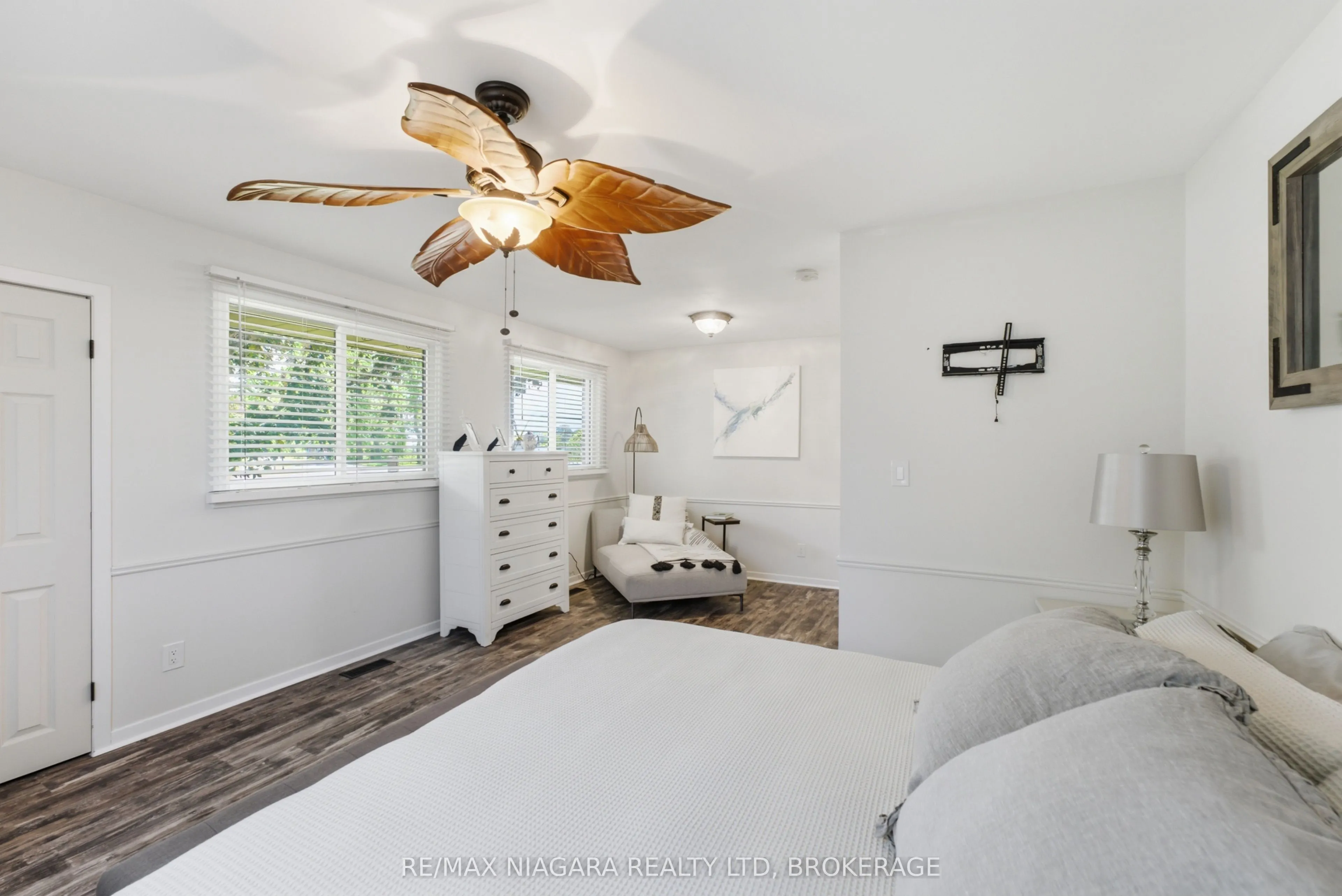 1042 Lakeshore Road W