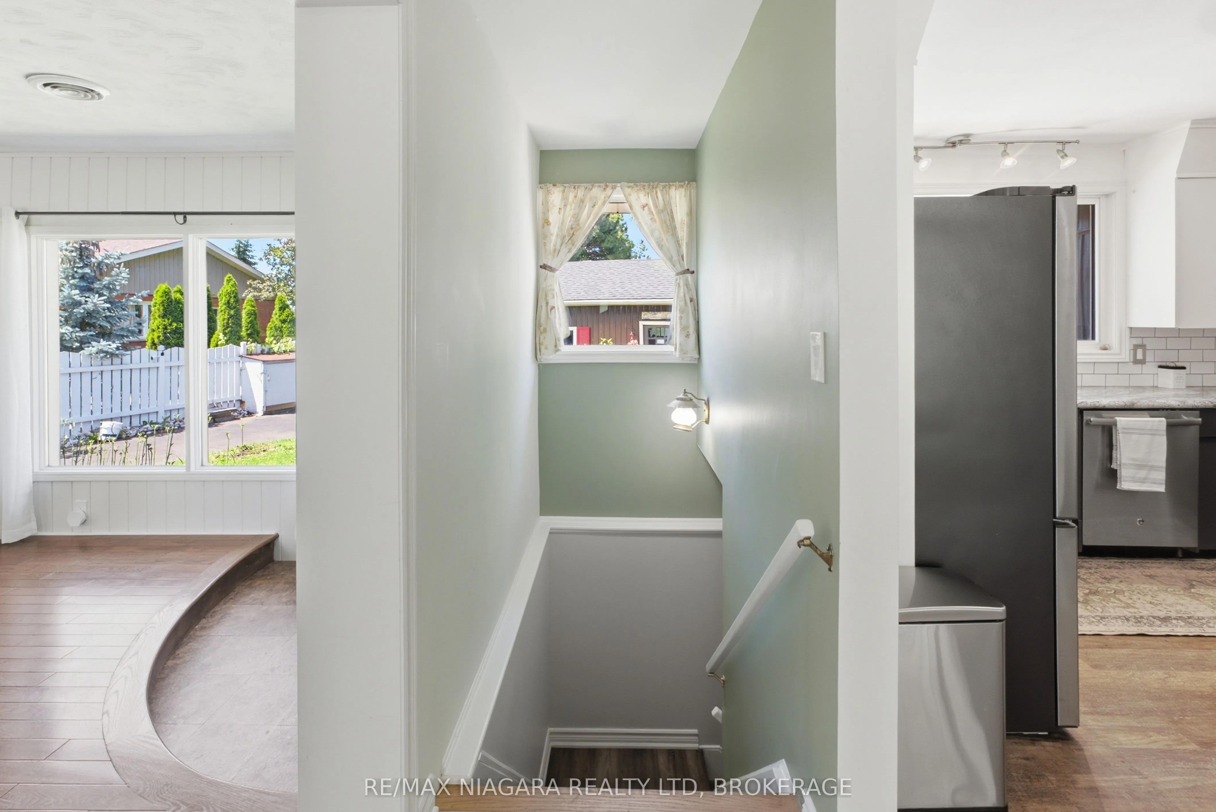 1042 Lakeshore Road W