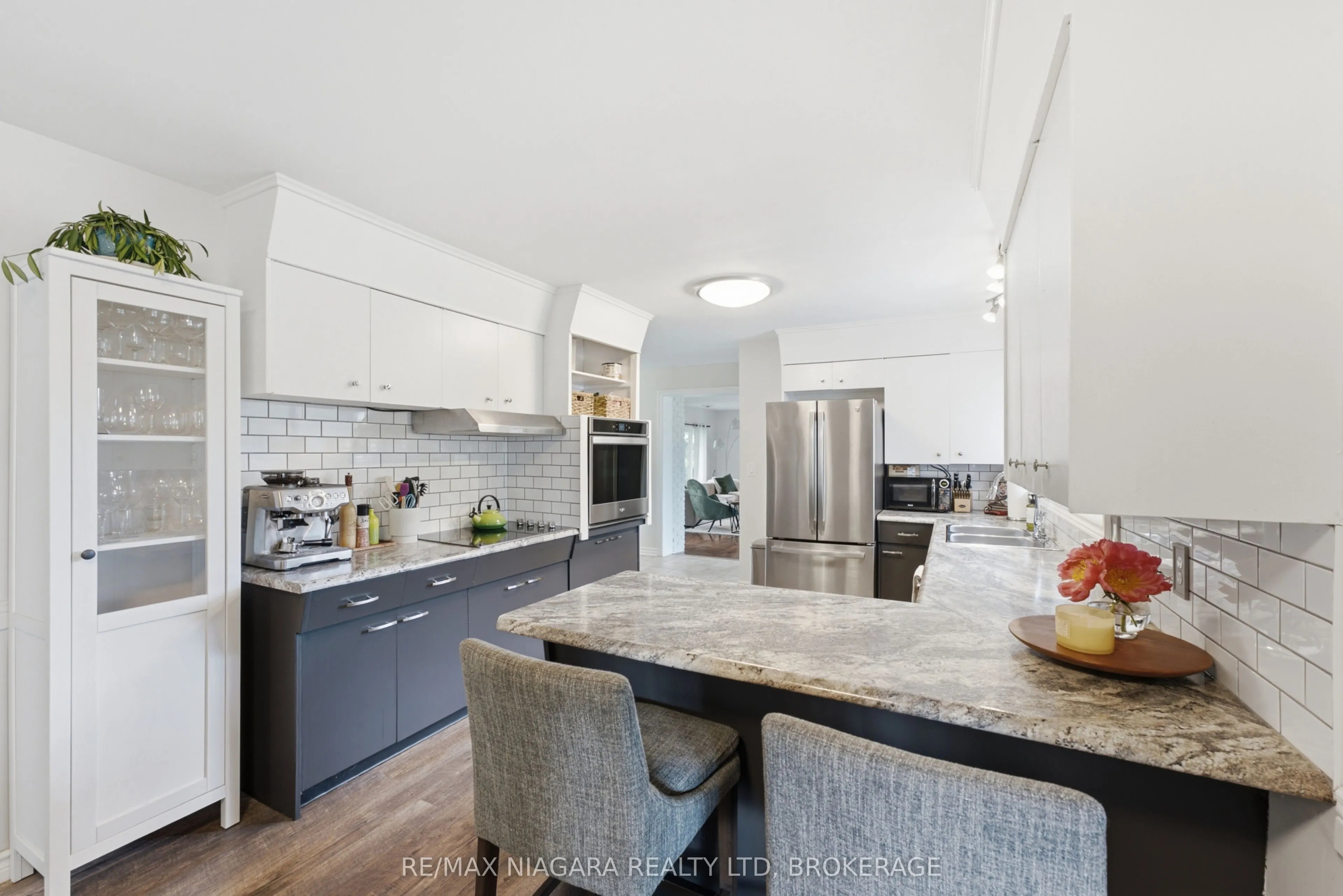 1042 Lakeshore Road W