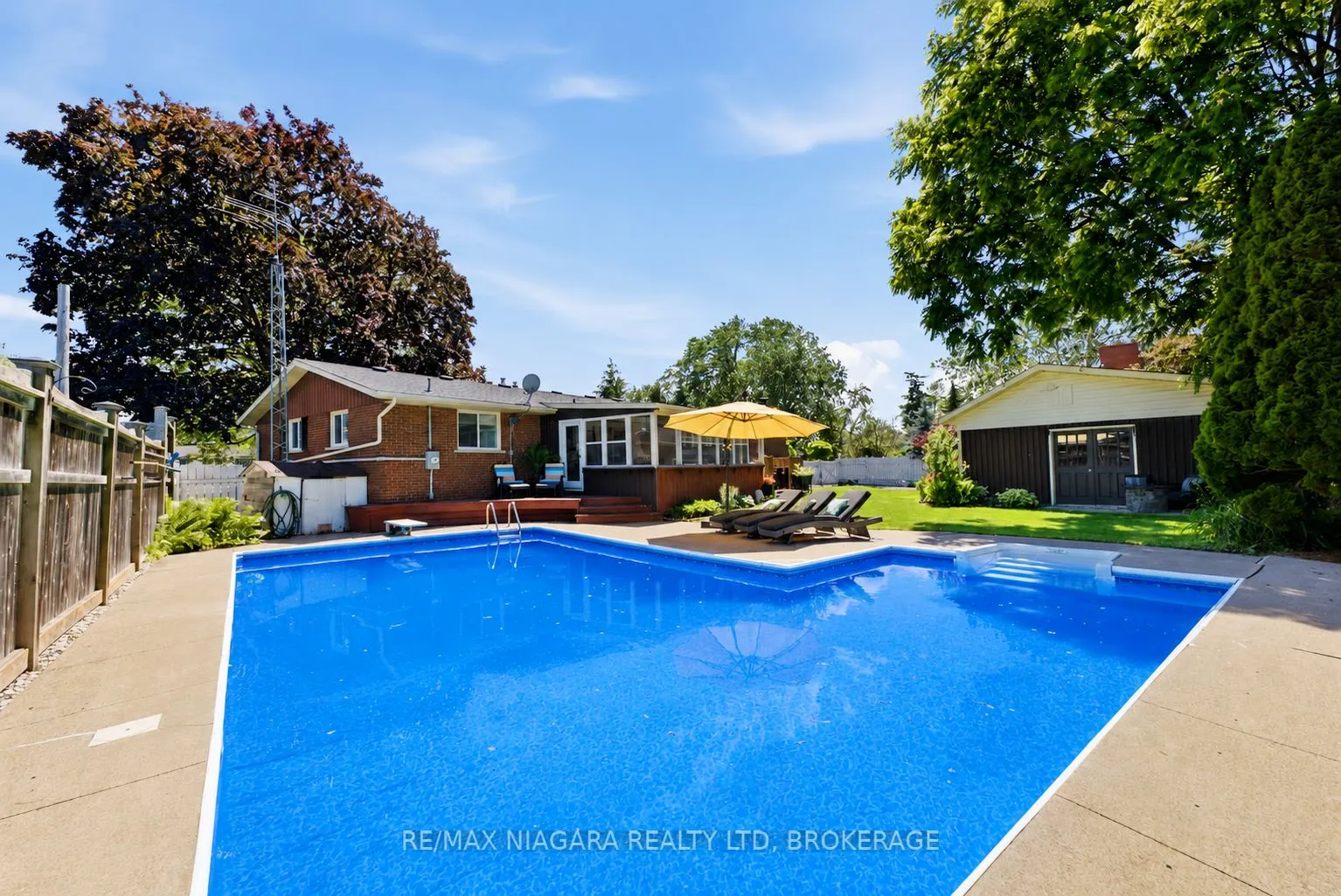 1042 Lakeshore Road W