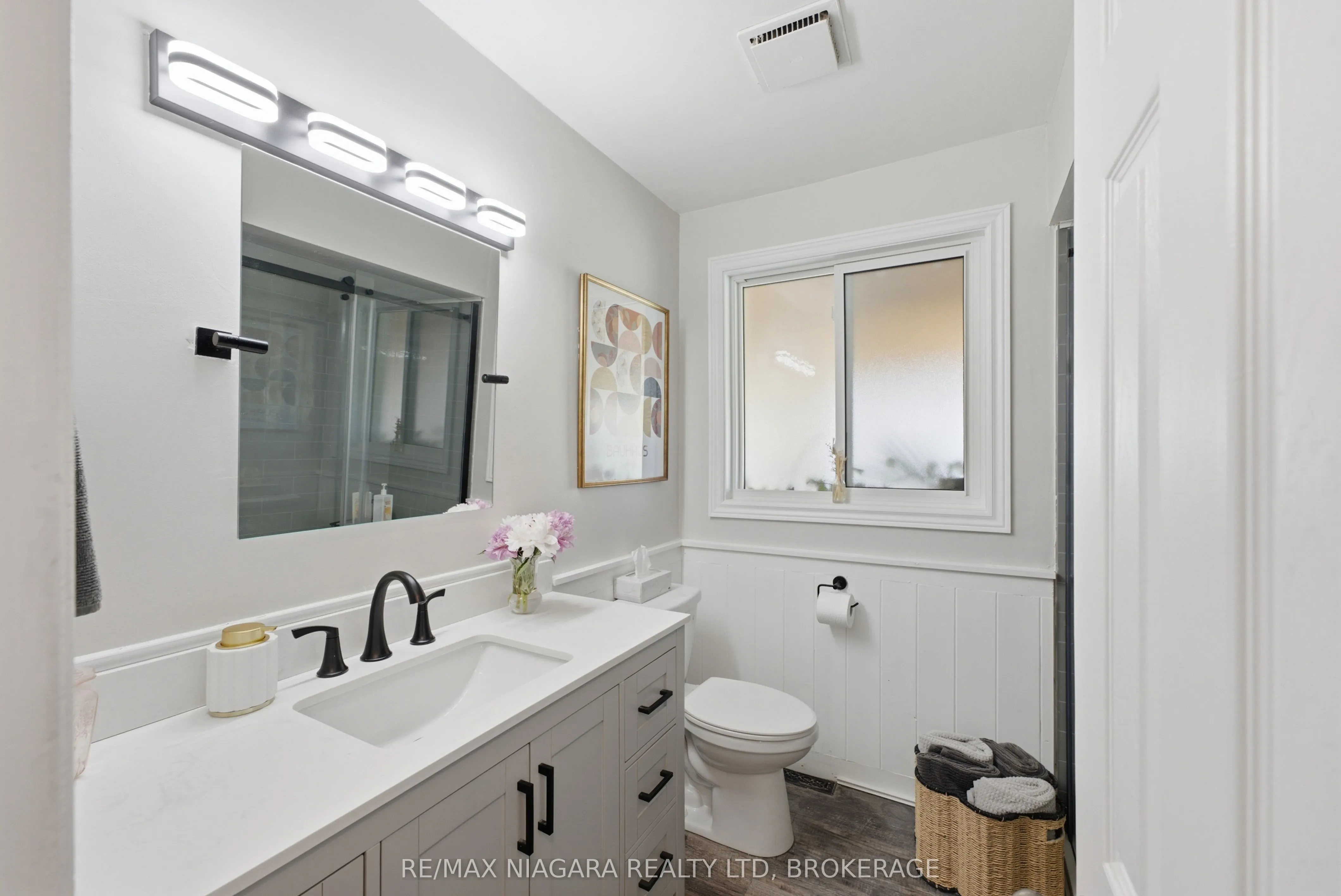 1042 Lakeshore Road W