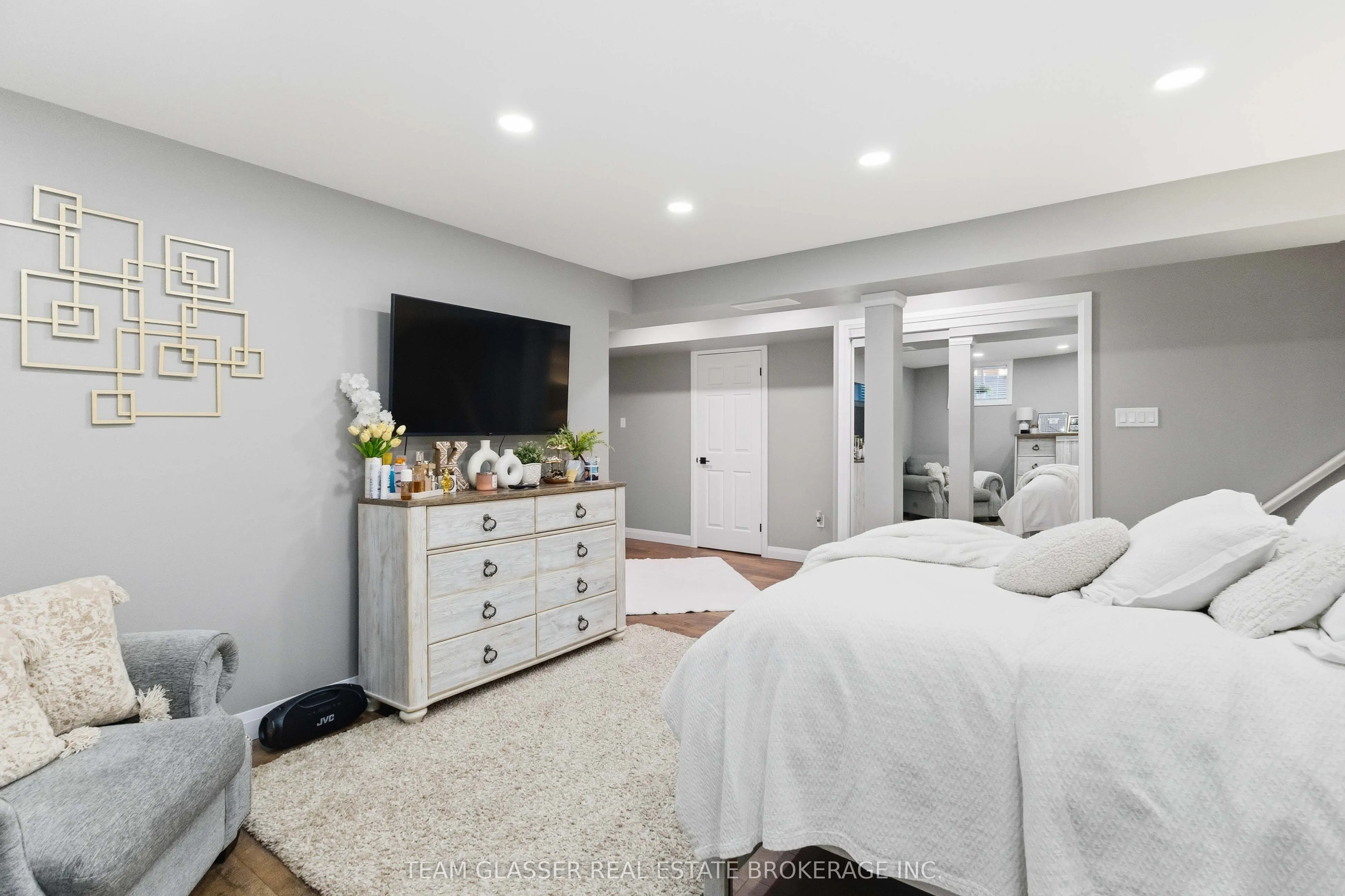 2334 MEADOWGATE Boulevard