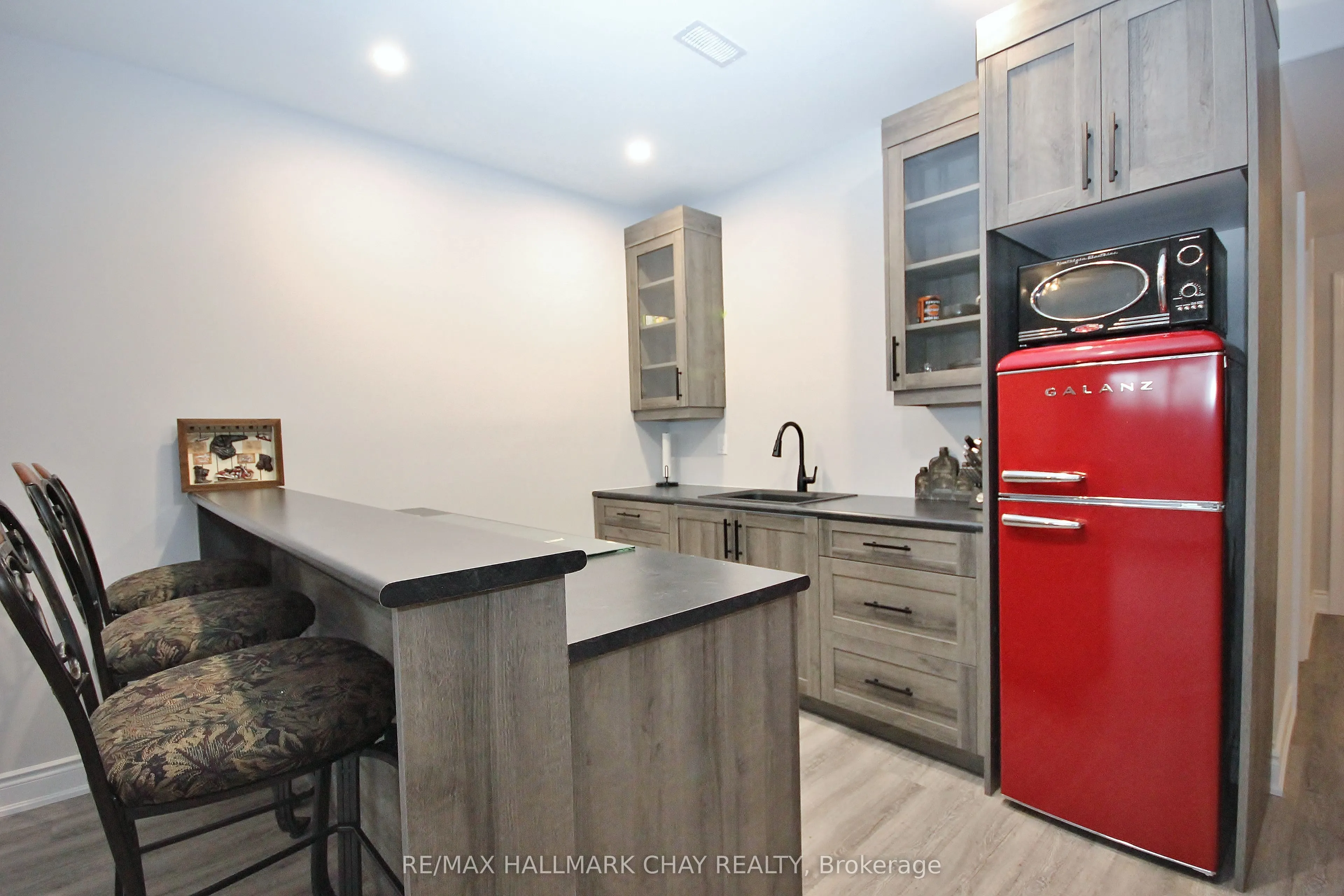37 HILLSIDE Drive