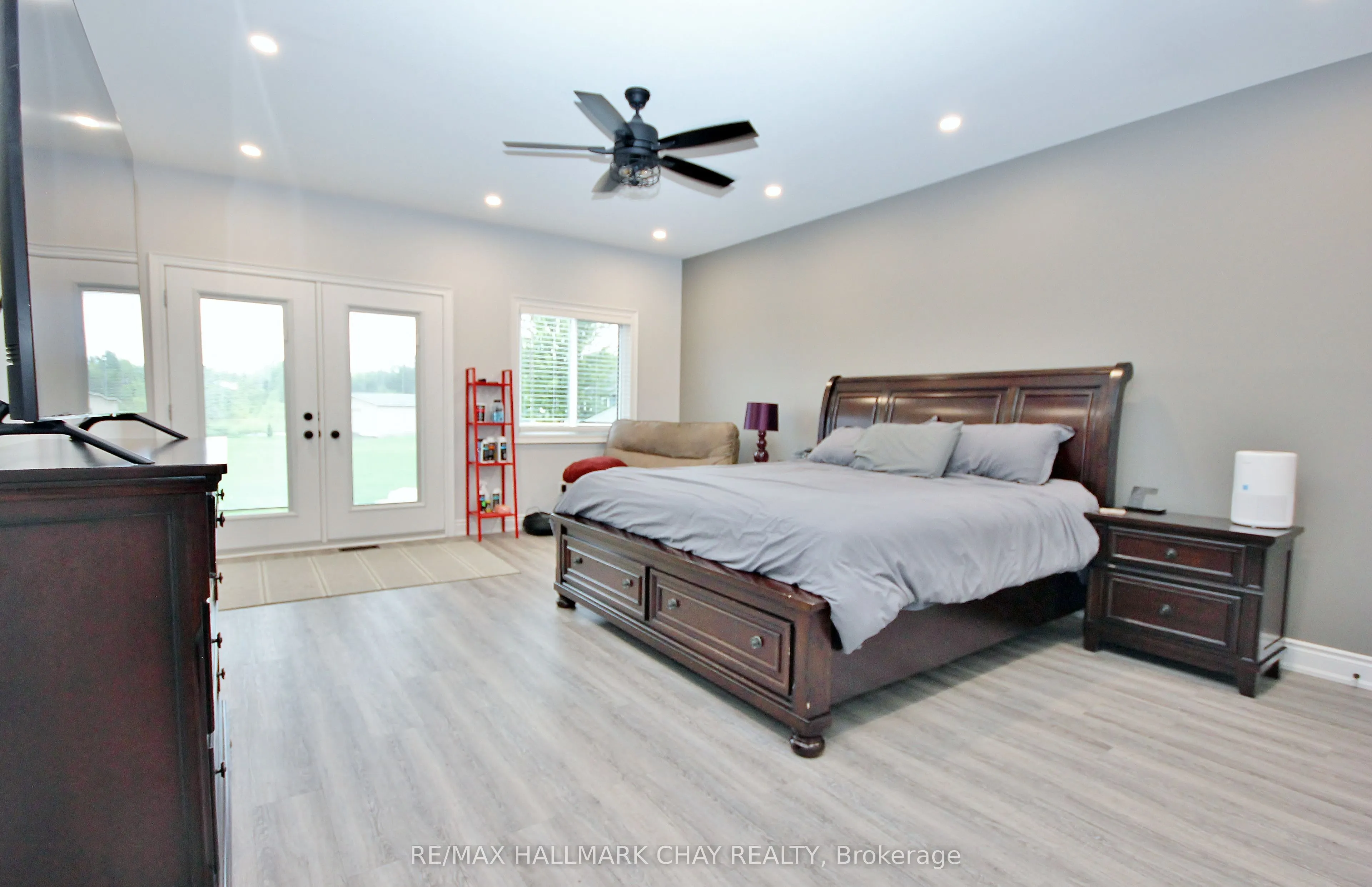 37 HILLSIDE Drive