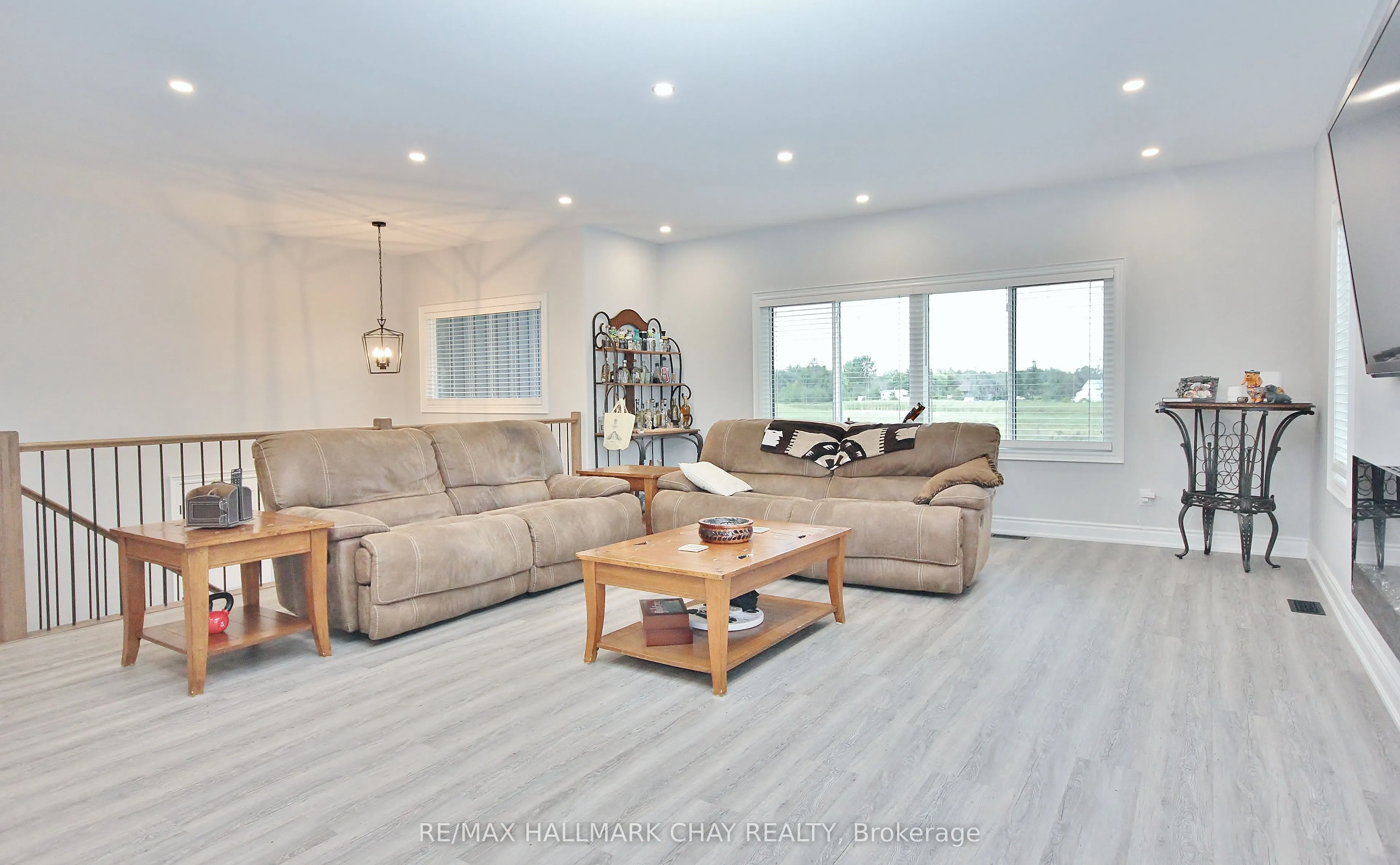 37 HILLSIDE Drive