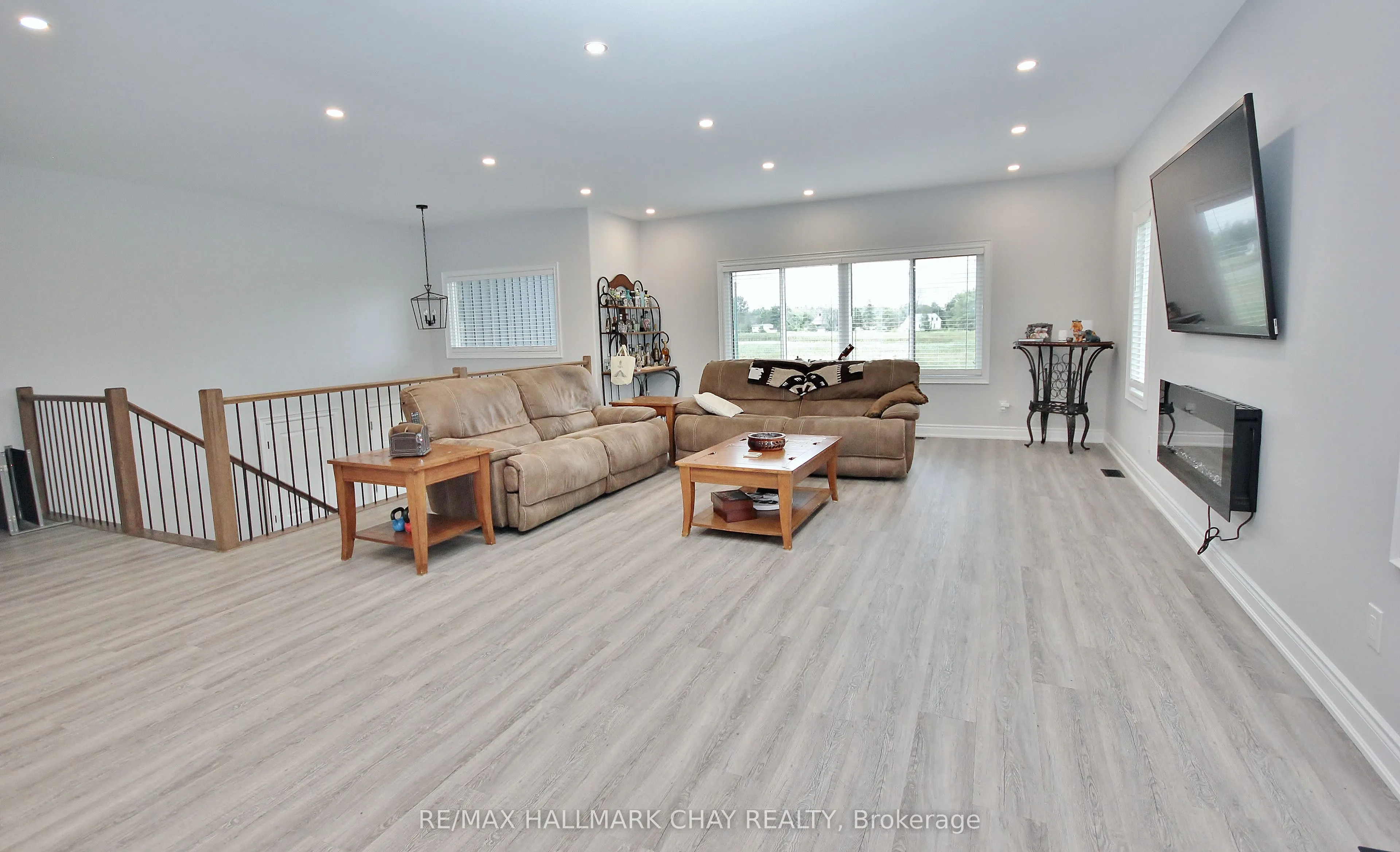 37 HILLSIDE Drive