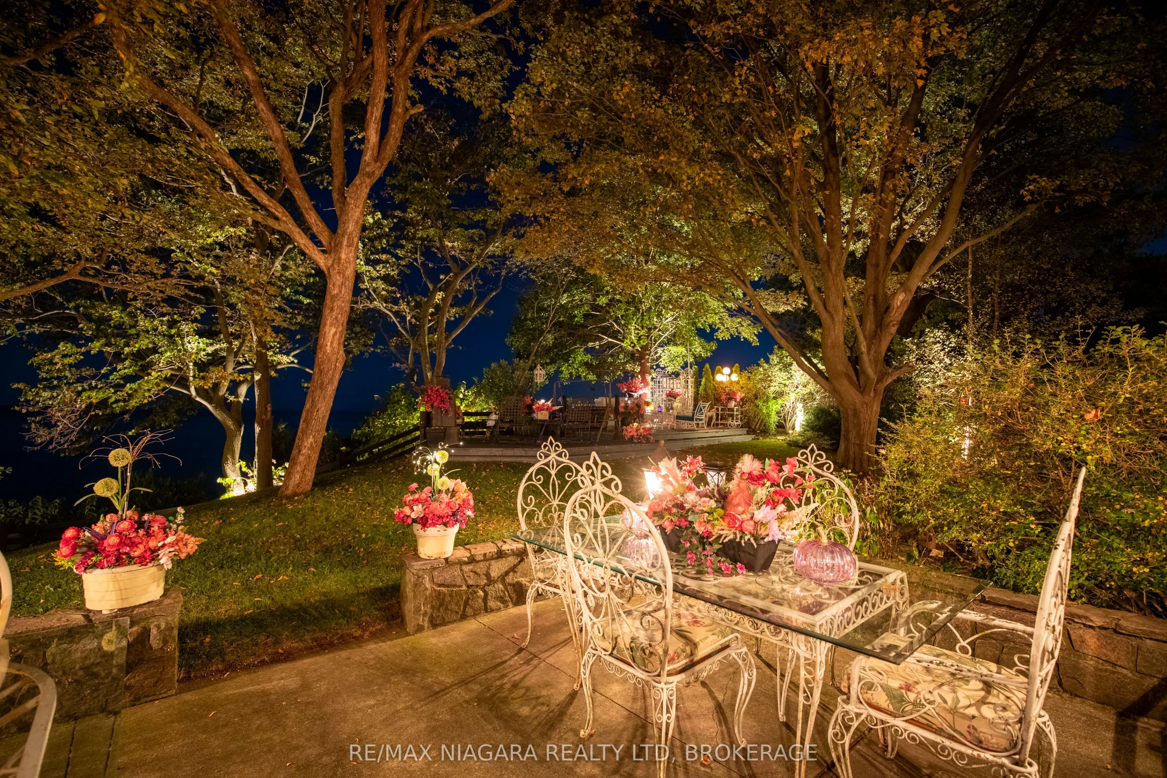 735 Lakeshore Road E
