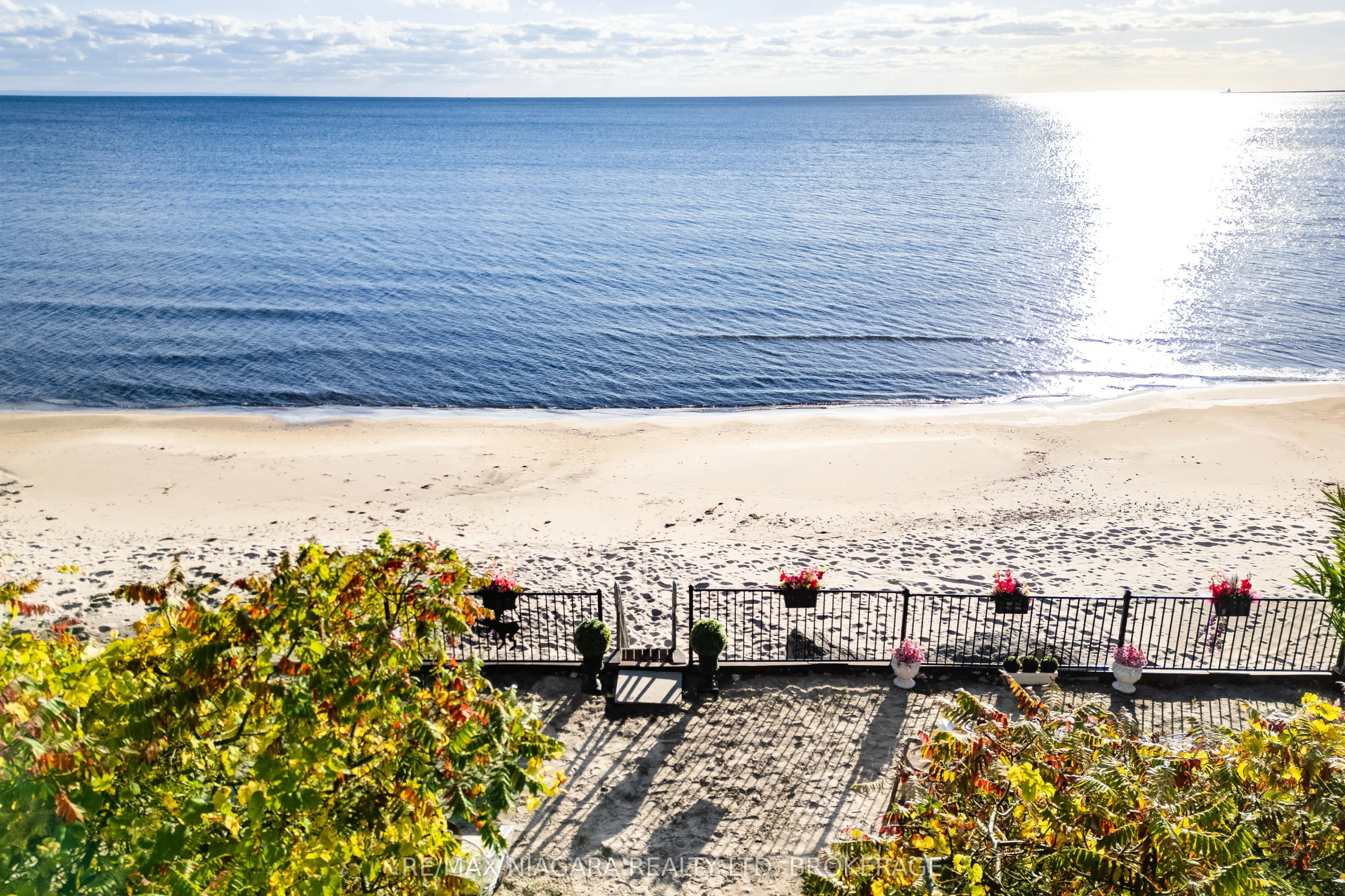 735 Lakeshore Road E