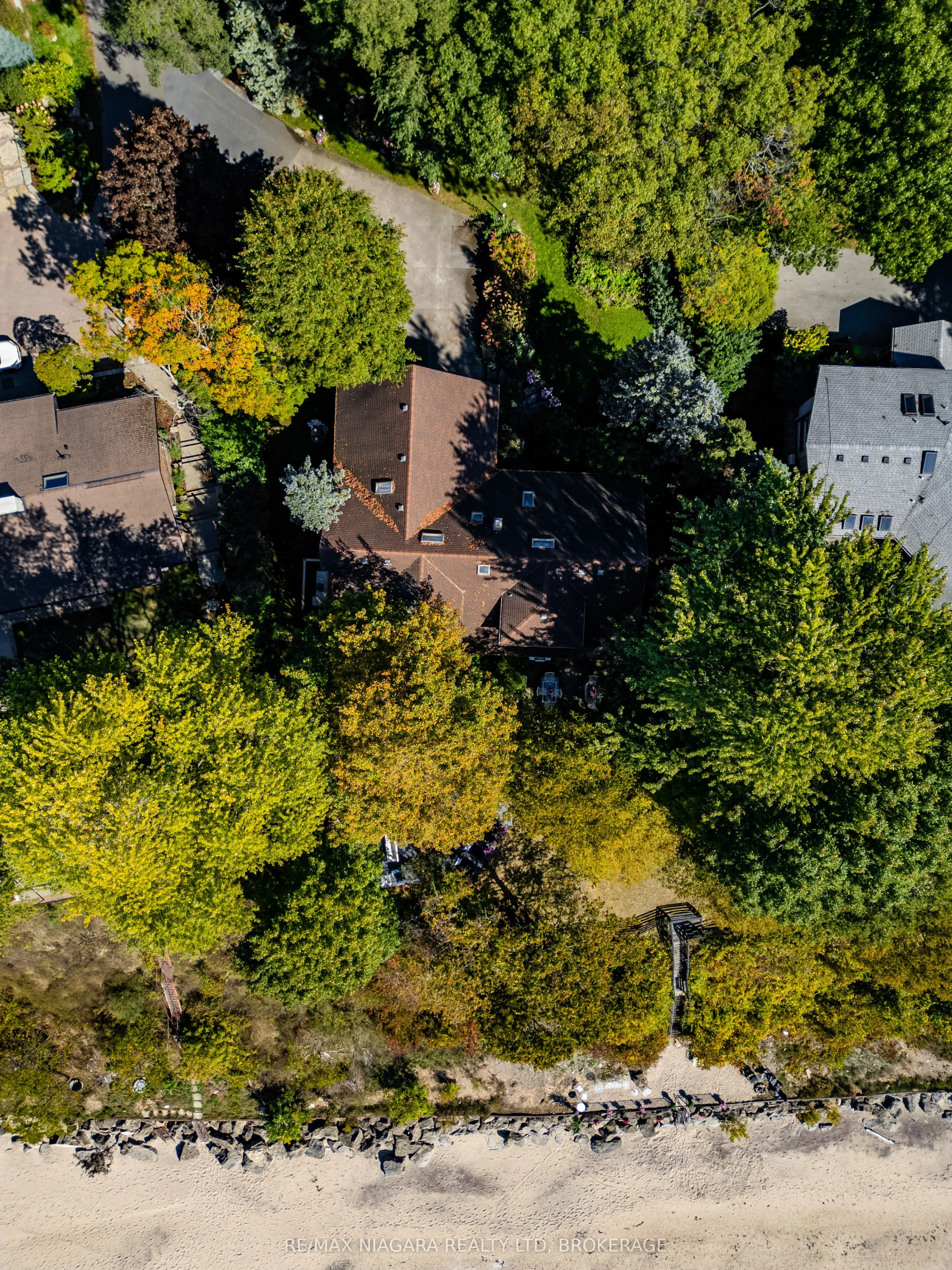 735 Lakeshore Road E