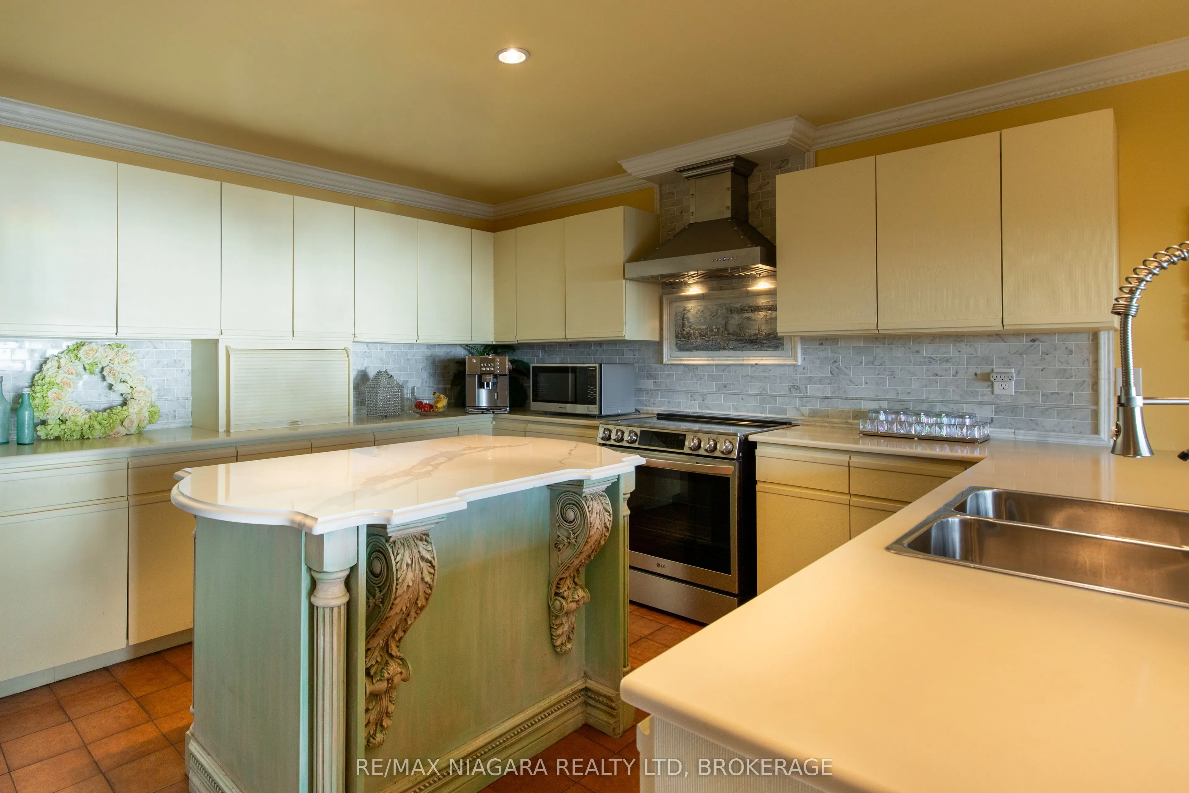 735 Lakeshore Road E