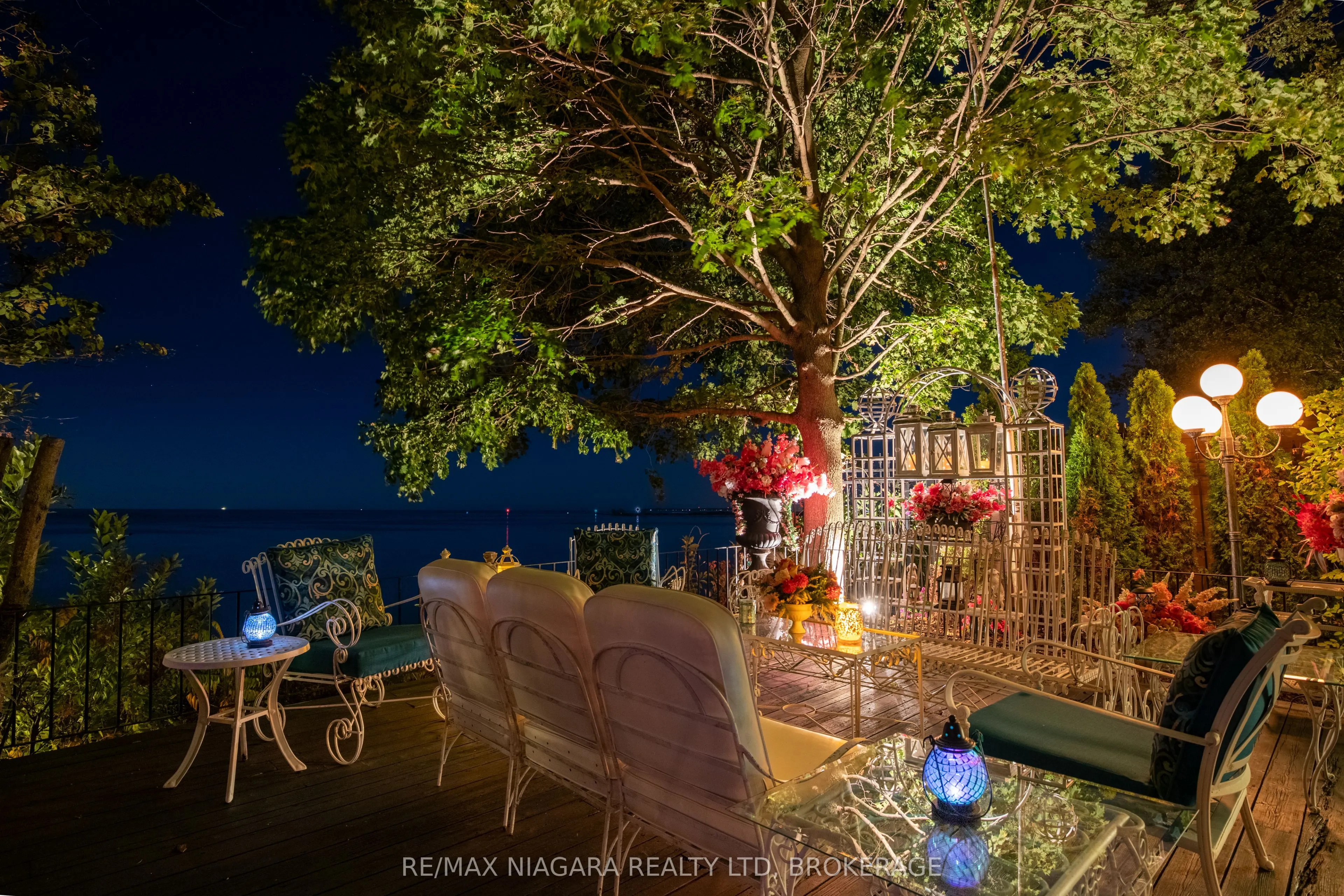 735 Lakeshore Road E