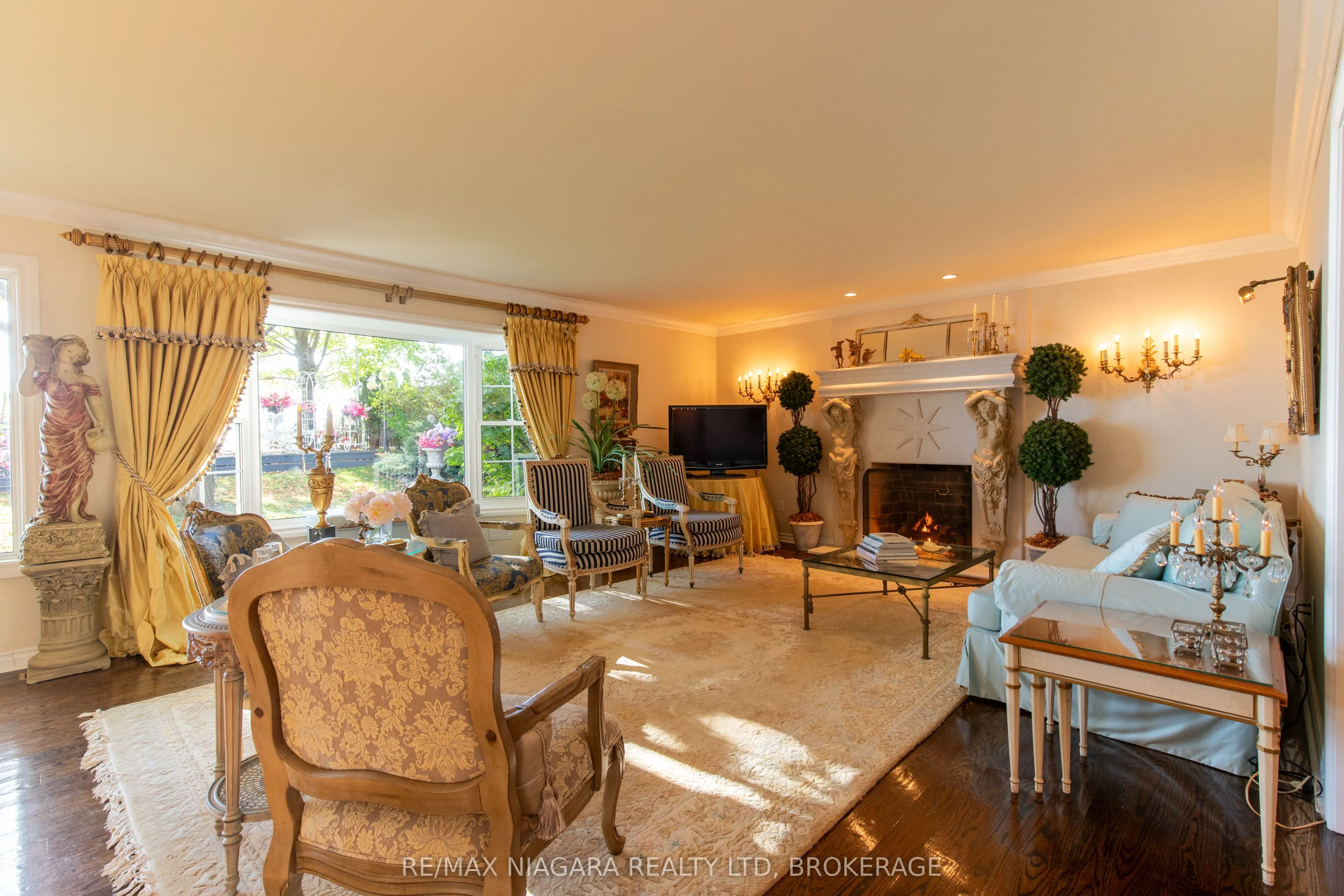 735 Lakeshore Road E