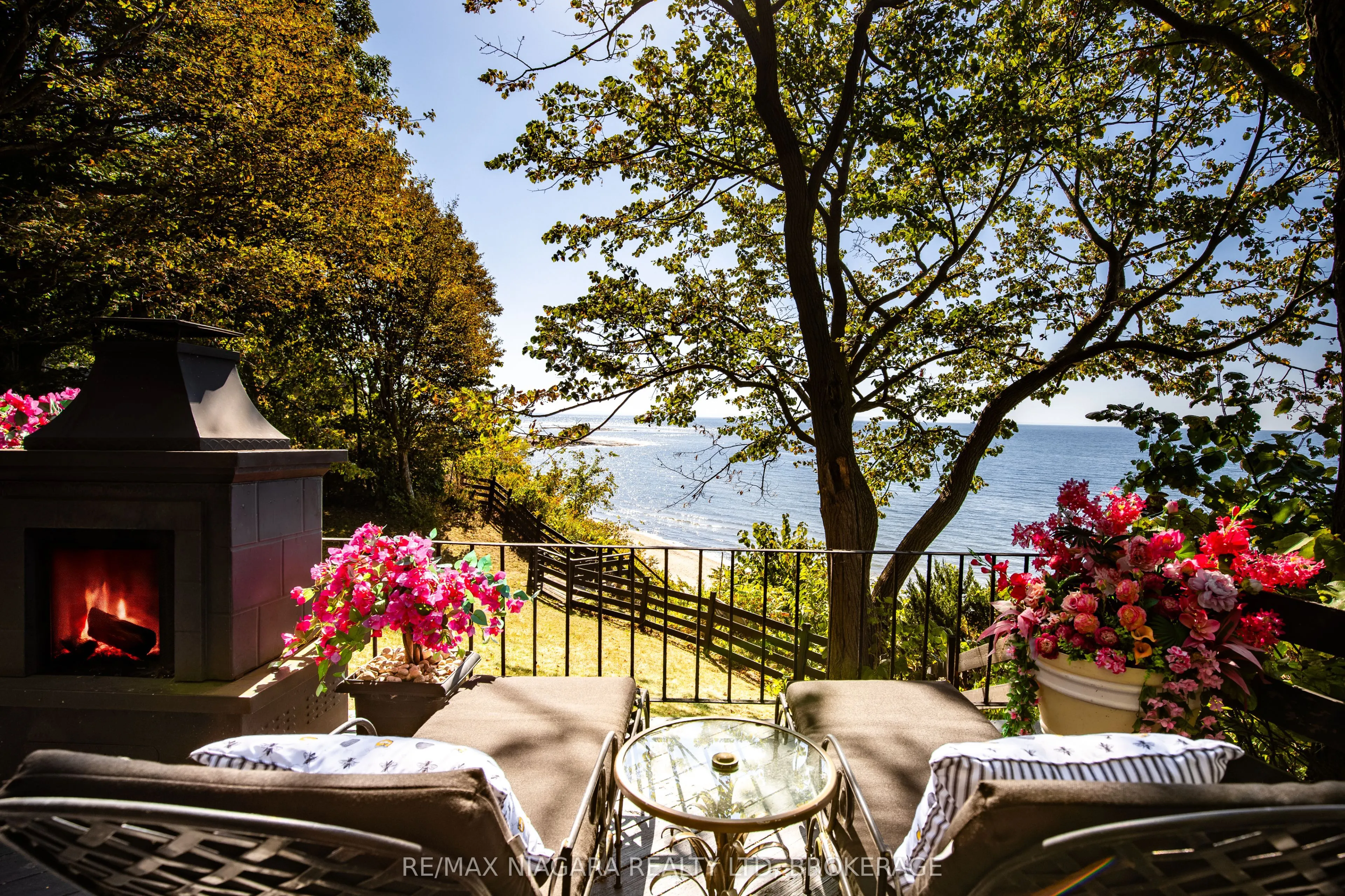 735 Lakeshore Road E