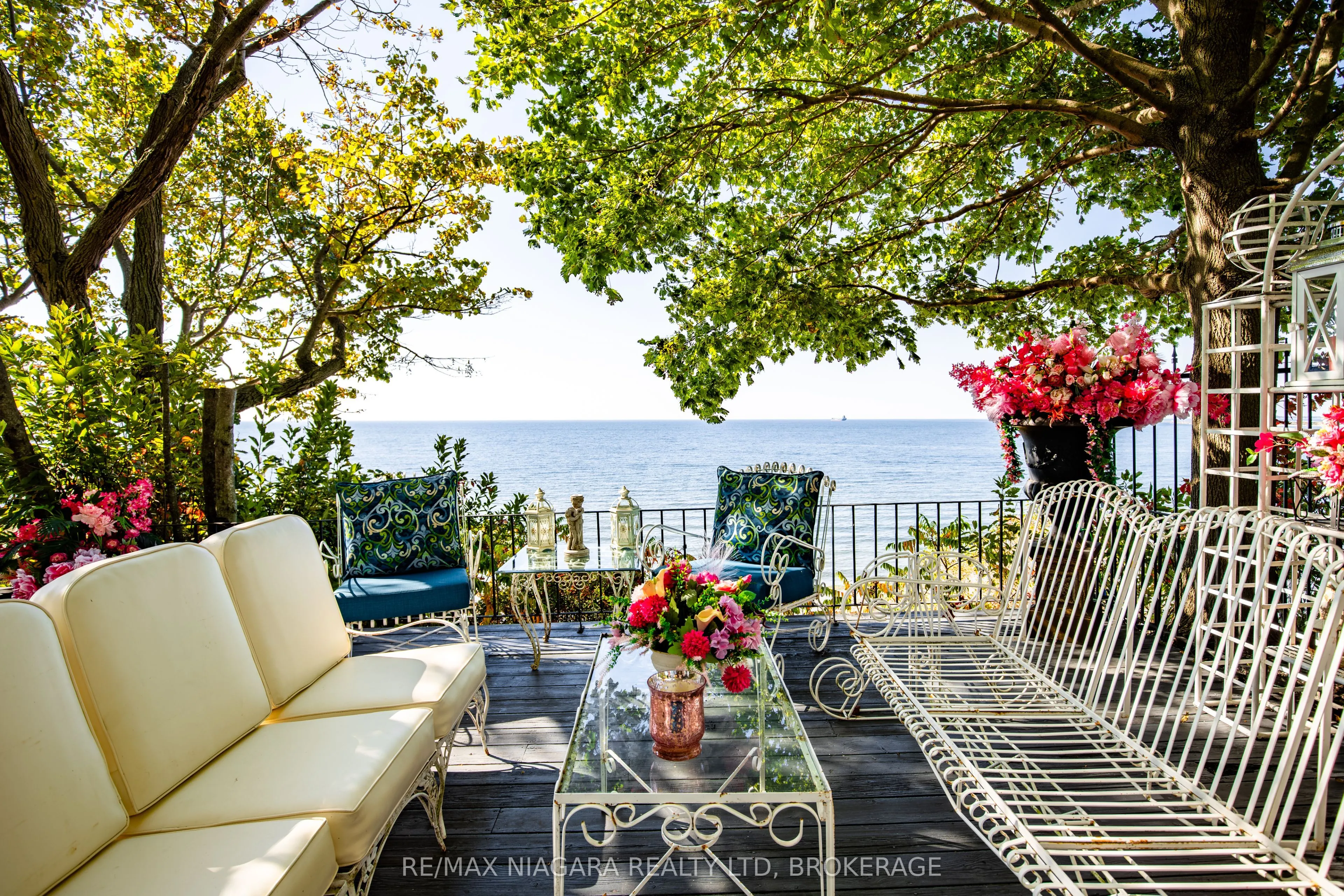 735 Lakeshore Road E