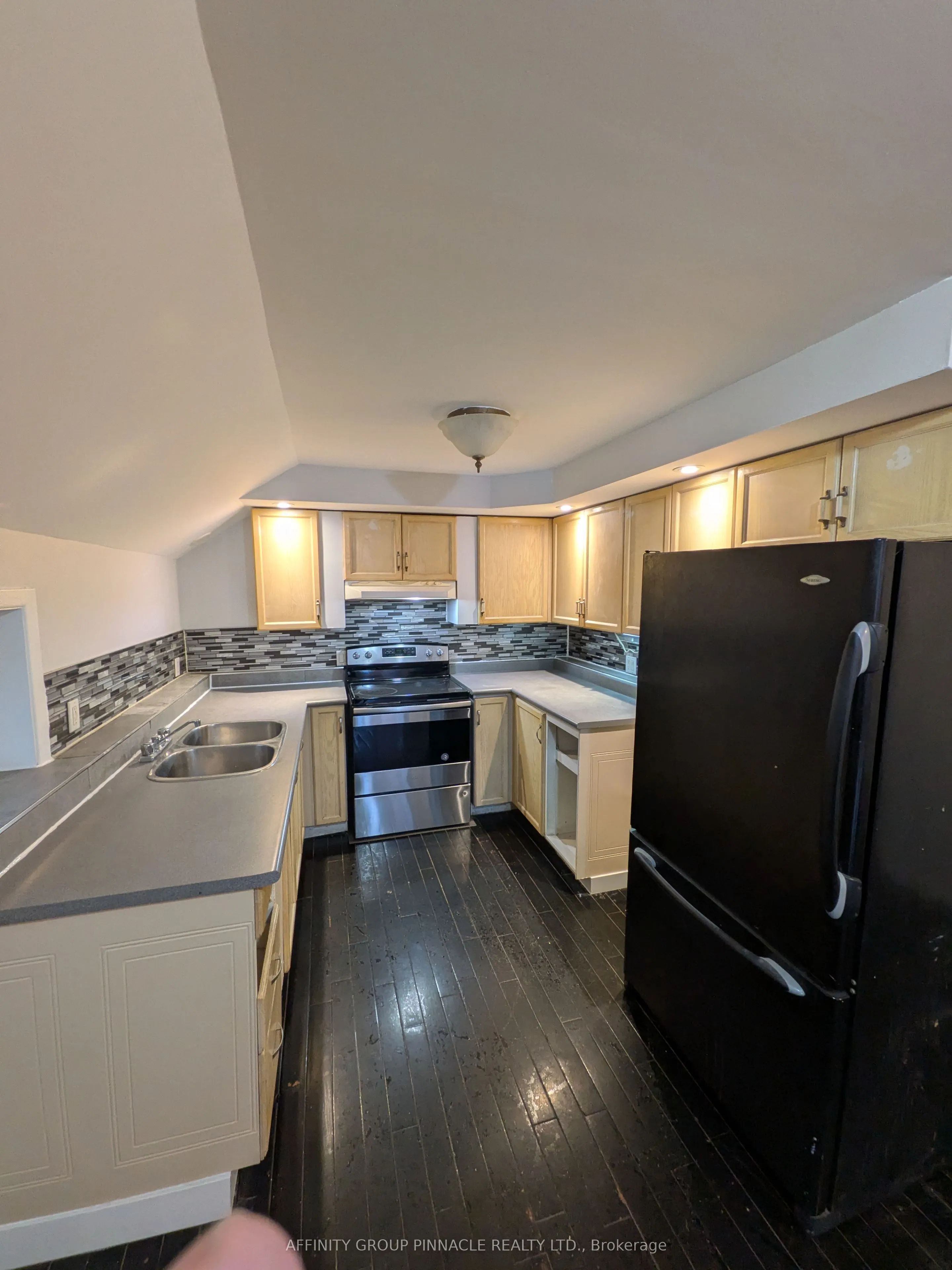 12 Russell Street W