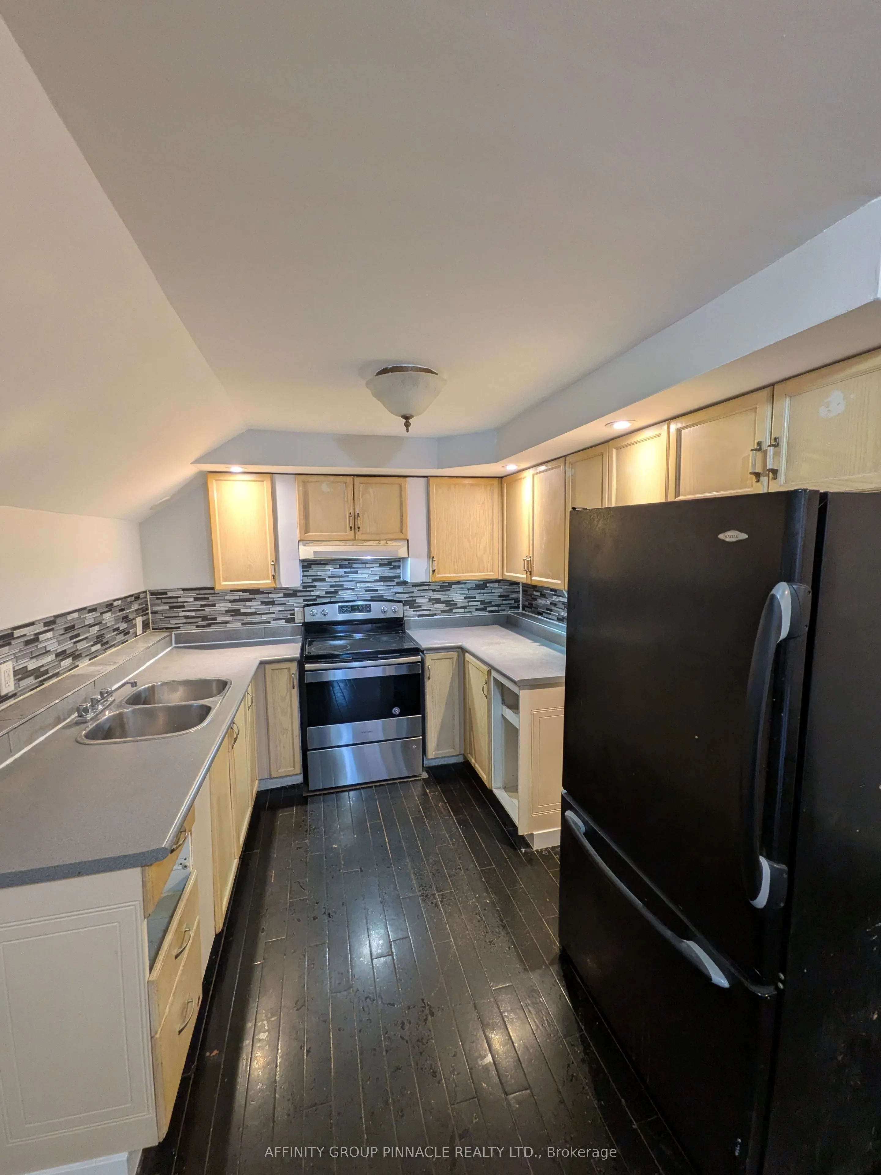 12 Russell Street W