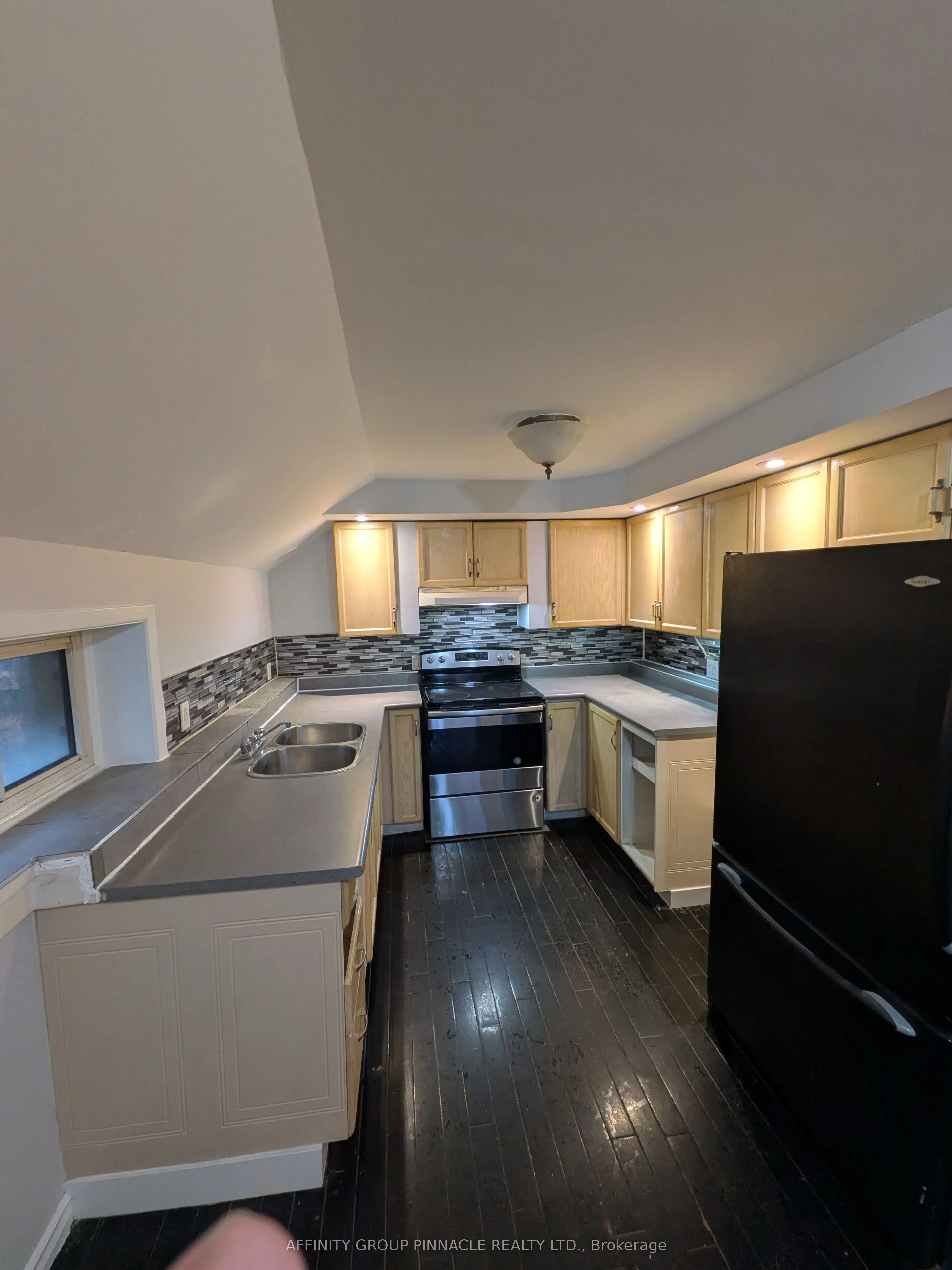 12 Russell Street W
