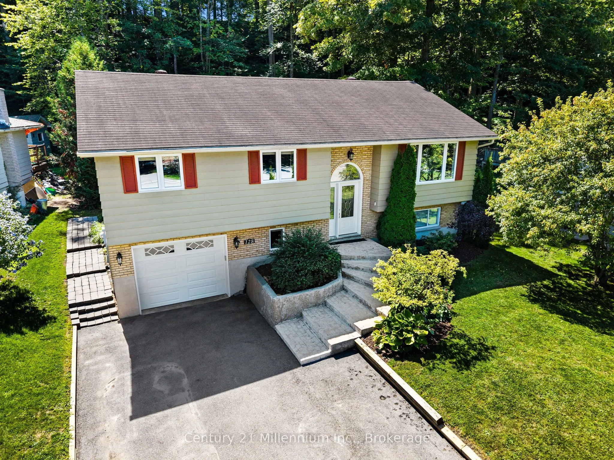 128 PARKLANE Crescent