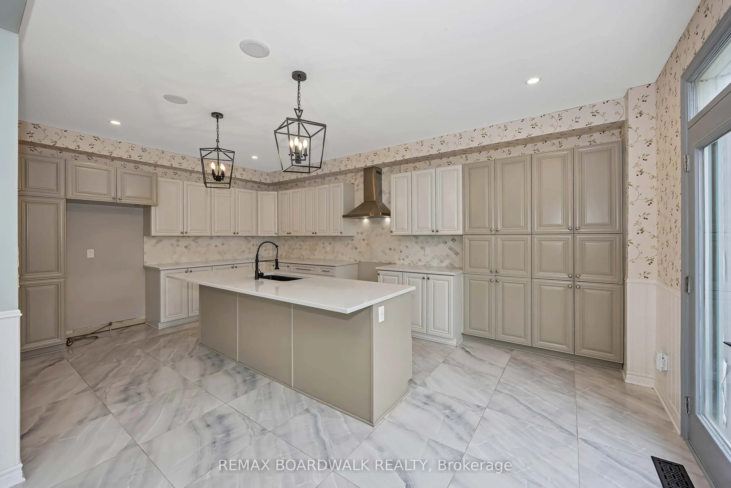 648 Decoeur Drive
