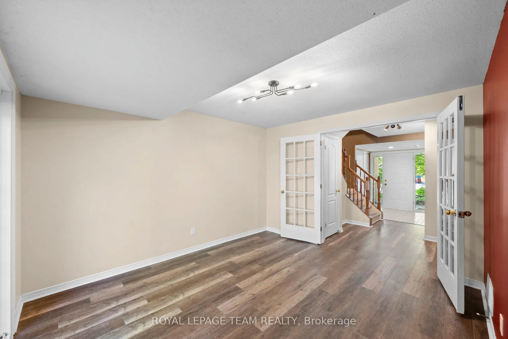 8 Mannington Court