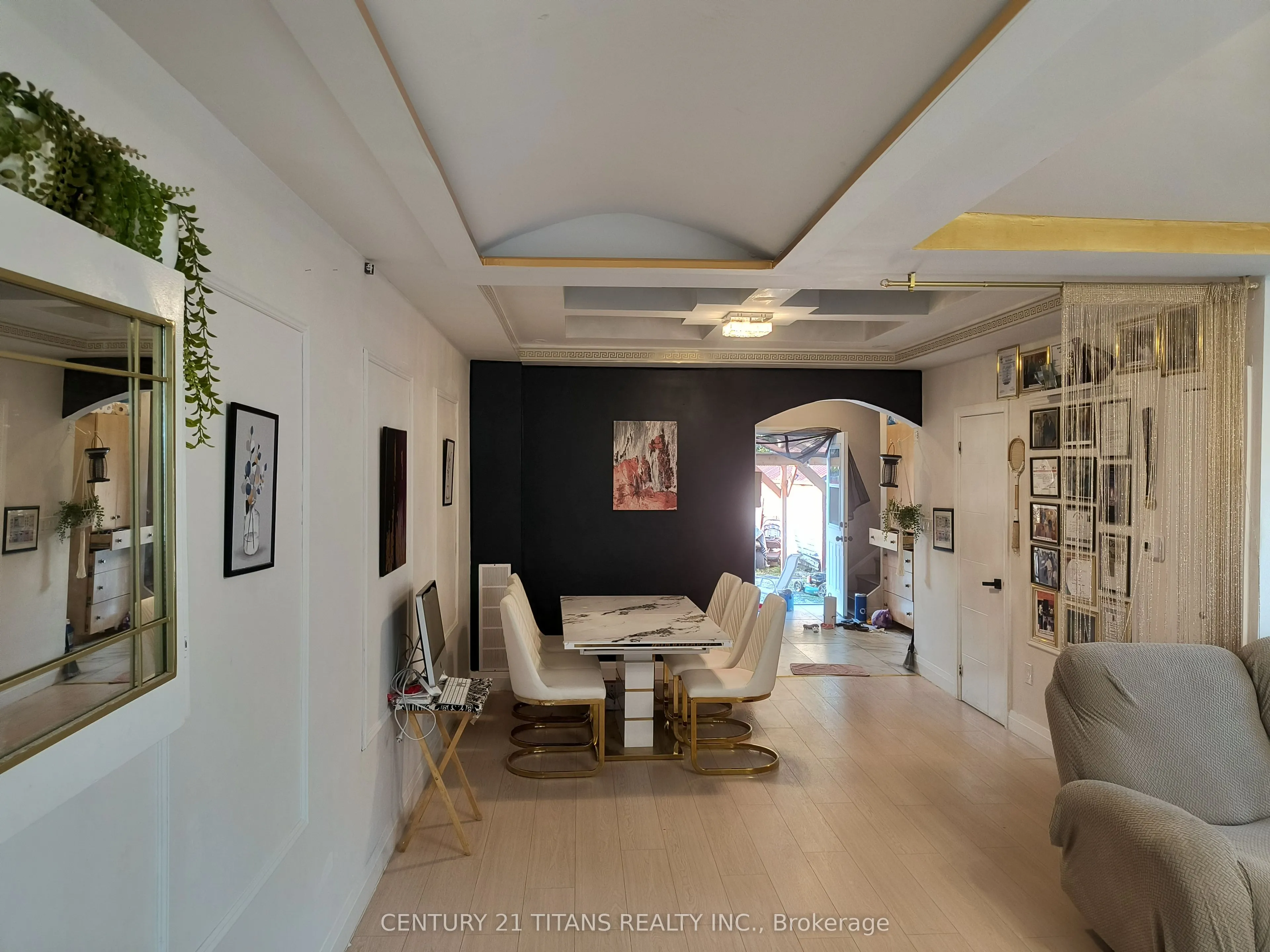 127 Wellington Street E