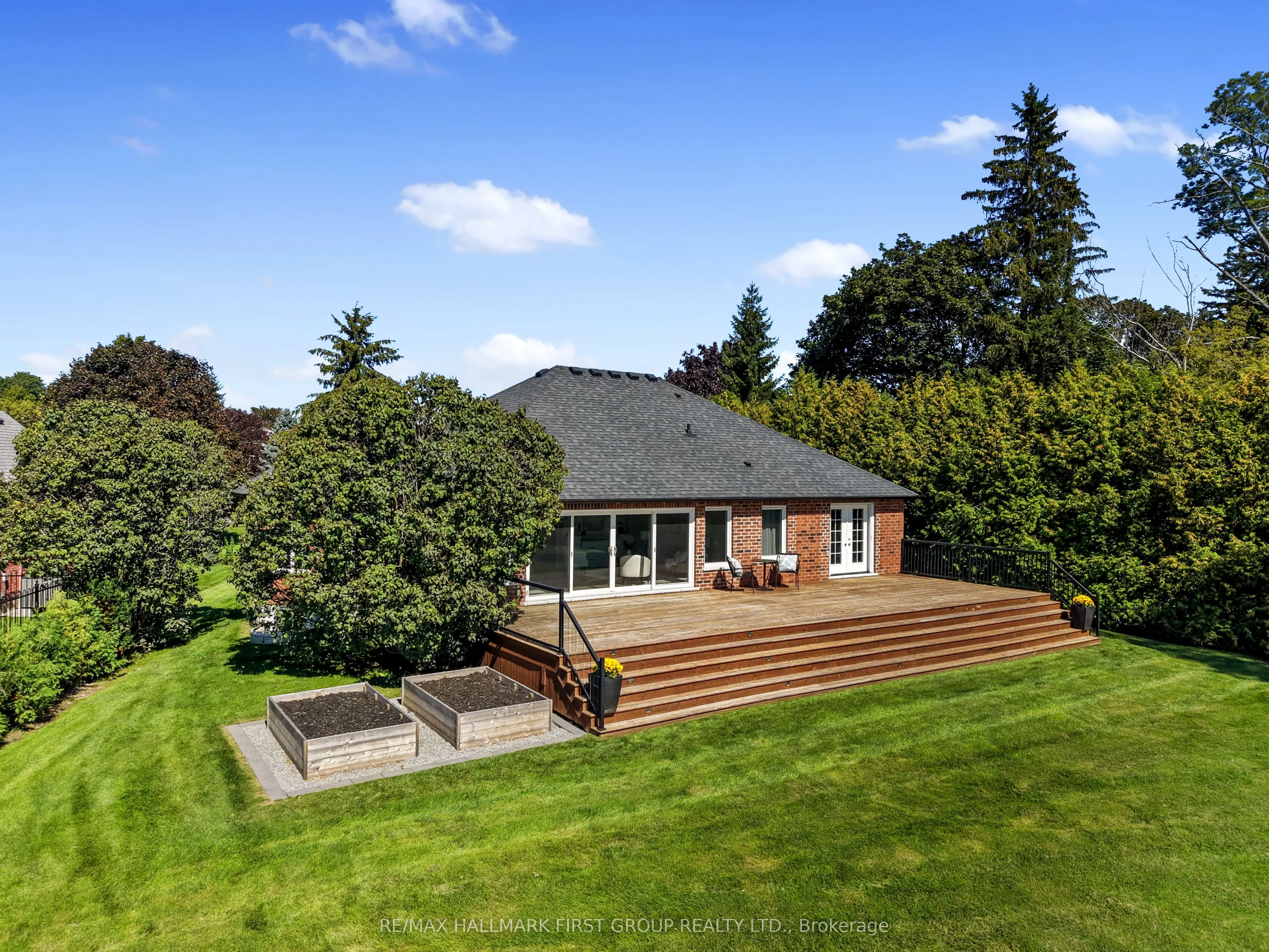 75 East House Crescent