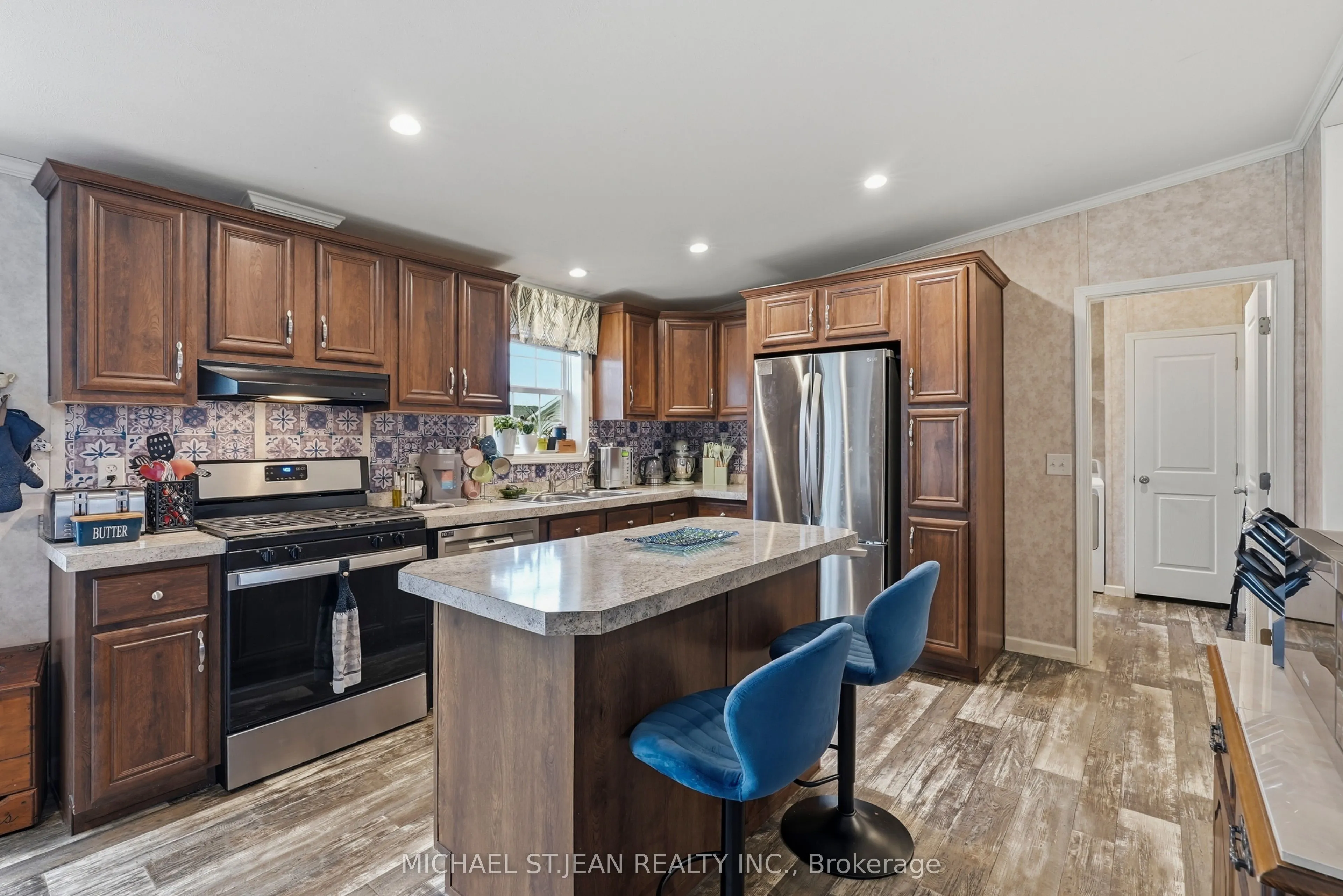 27 Hickory Hollow