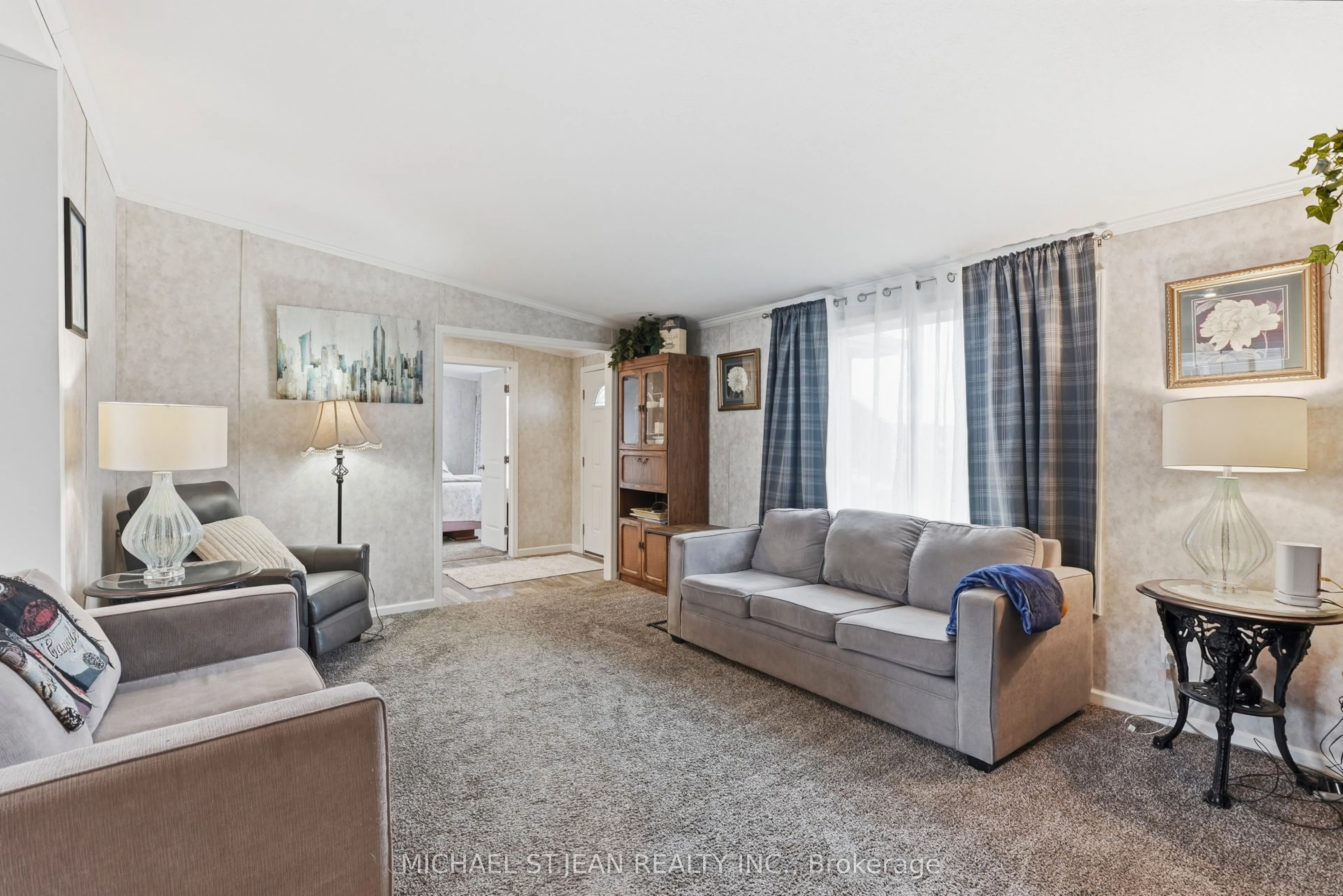 27 Hickory Hollow