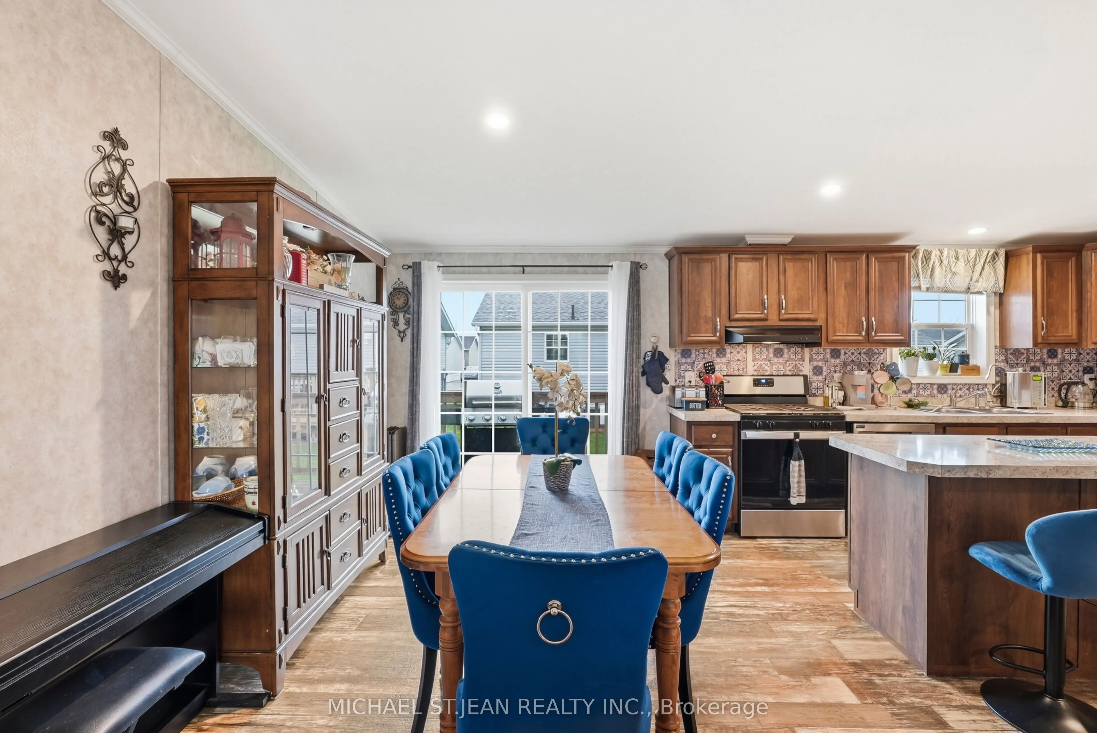 27 Hickory Hollow