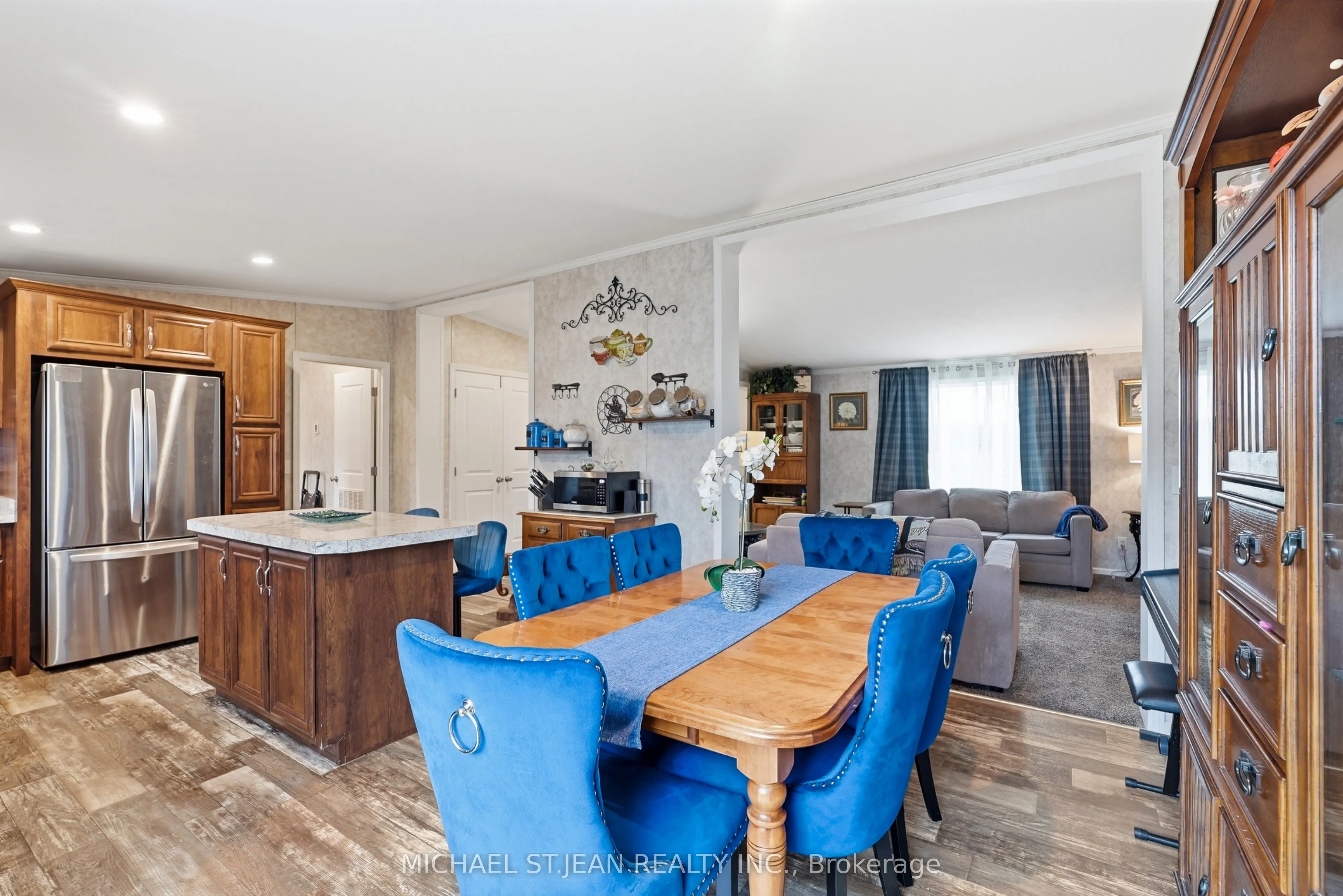 27 Hickory Hollow