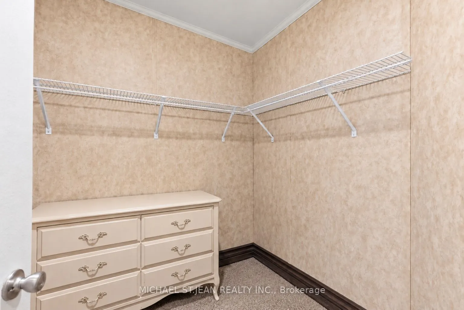 27 Hickory Hollow