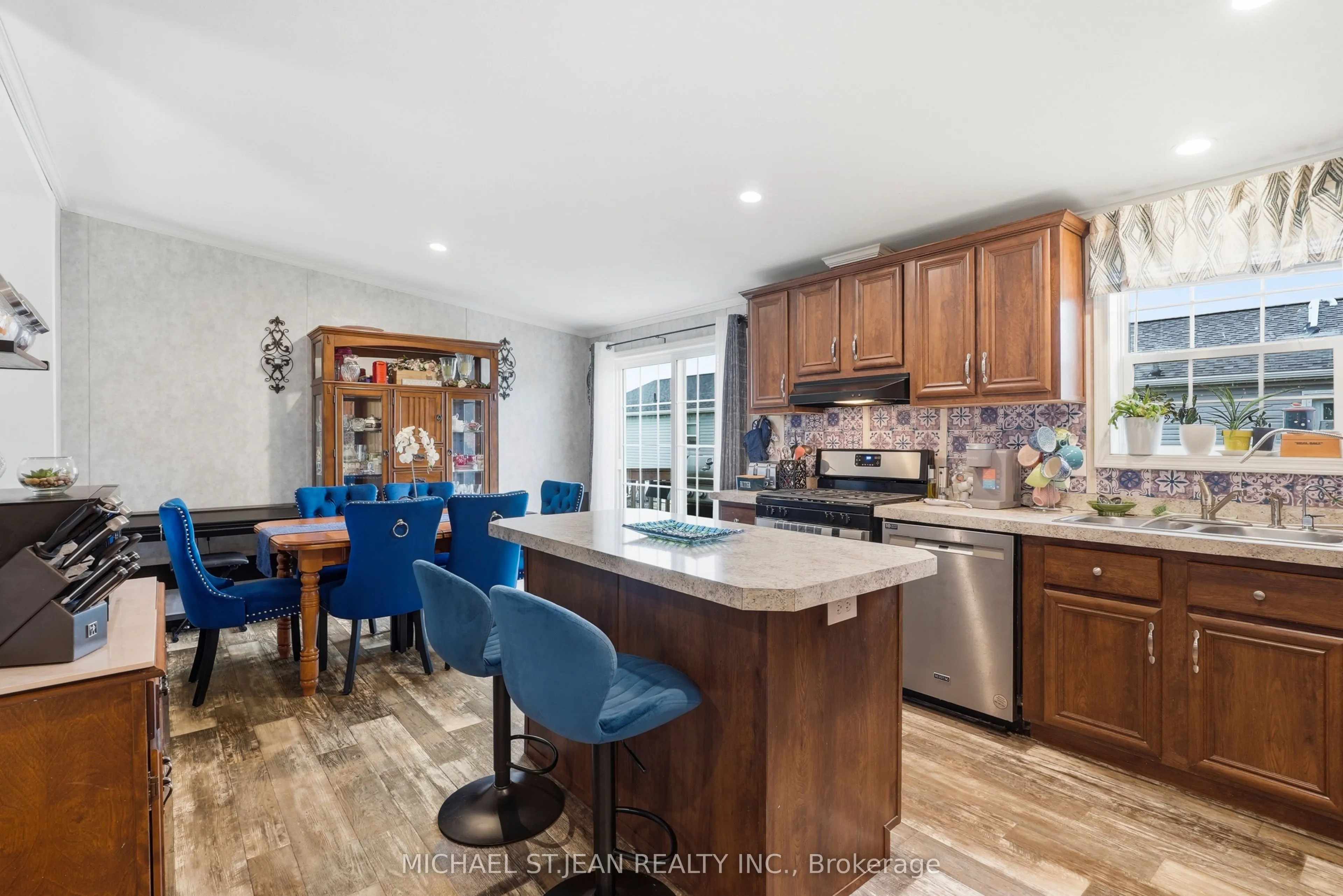 27 Hickory Hollow