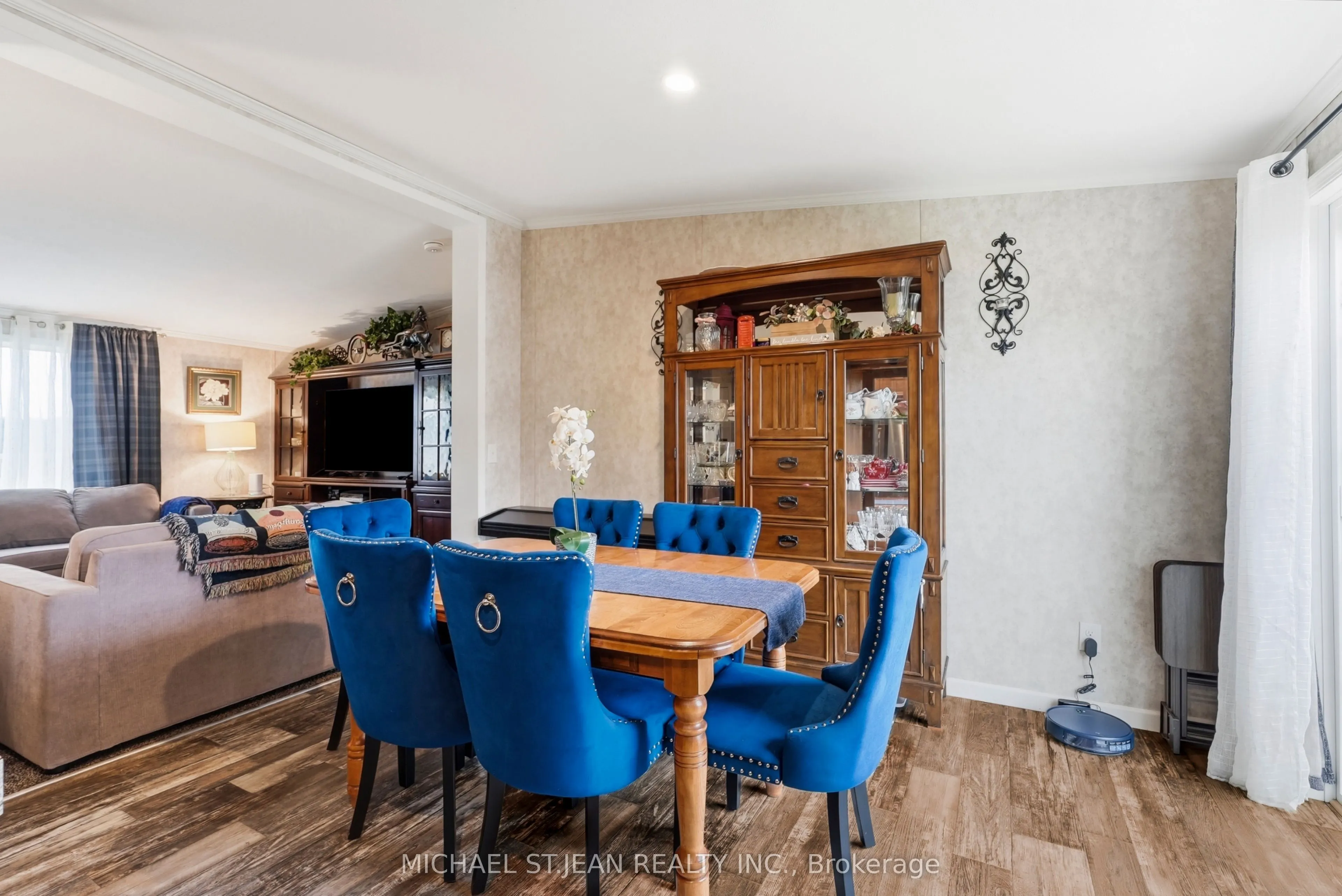 27 Hickory Hollow