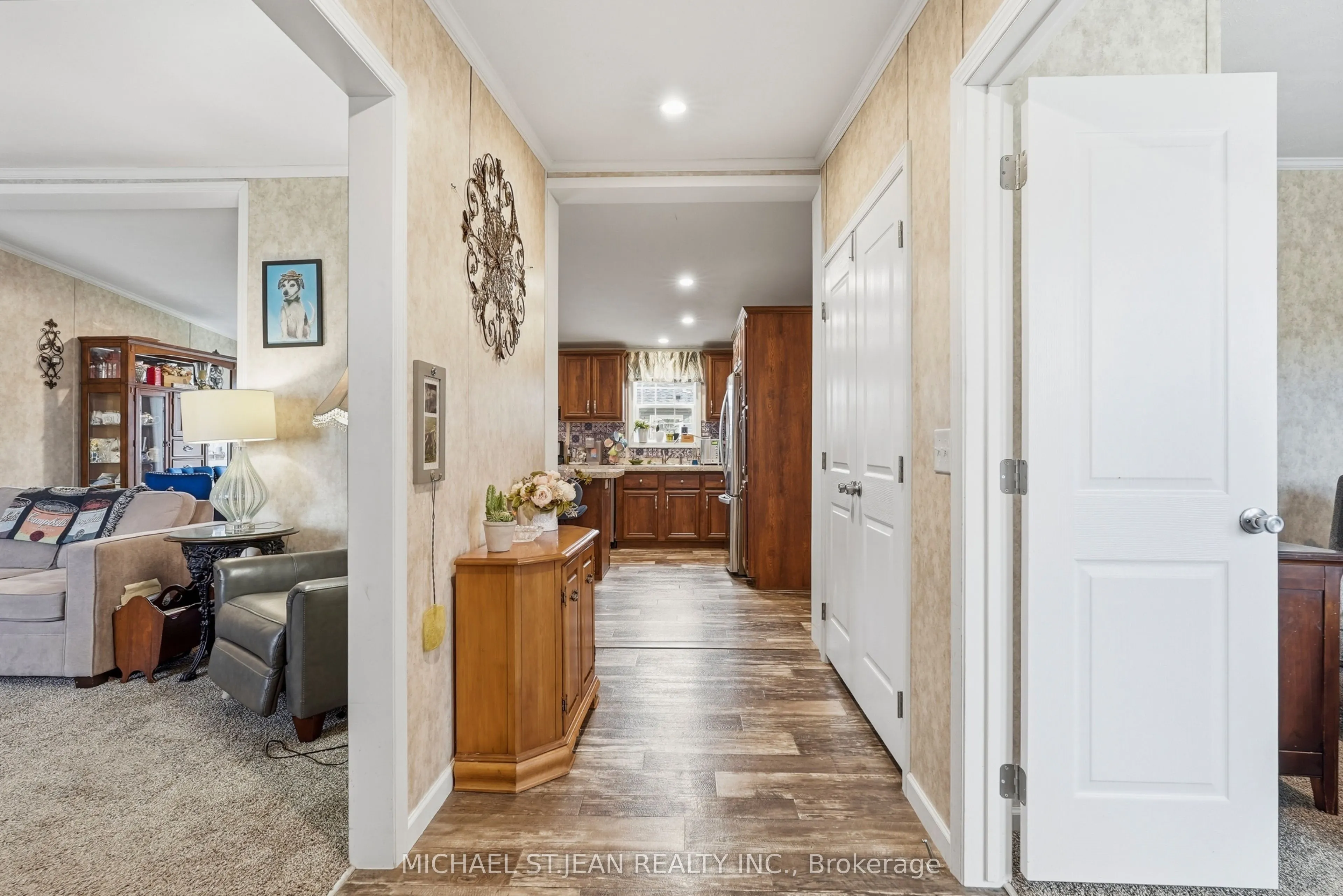27 Hickory Hollow