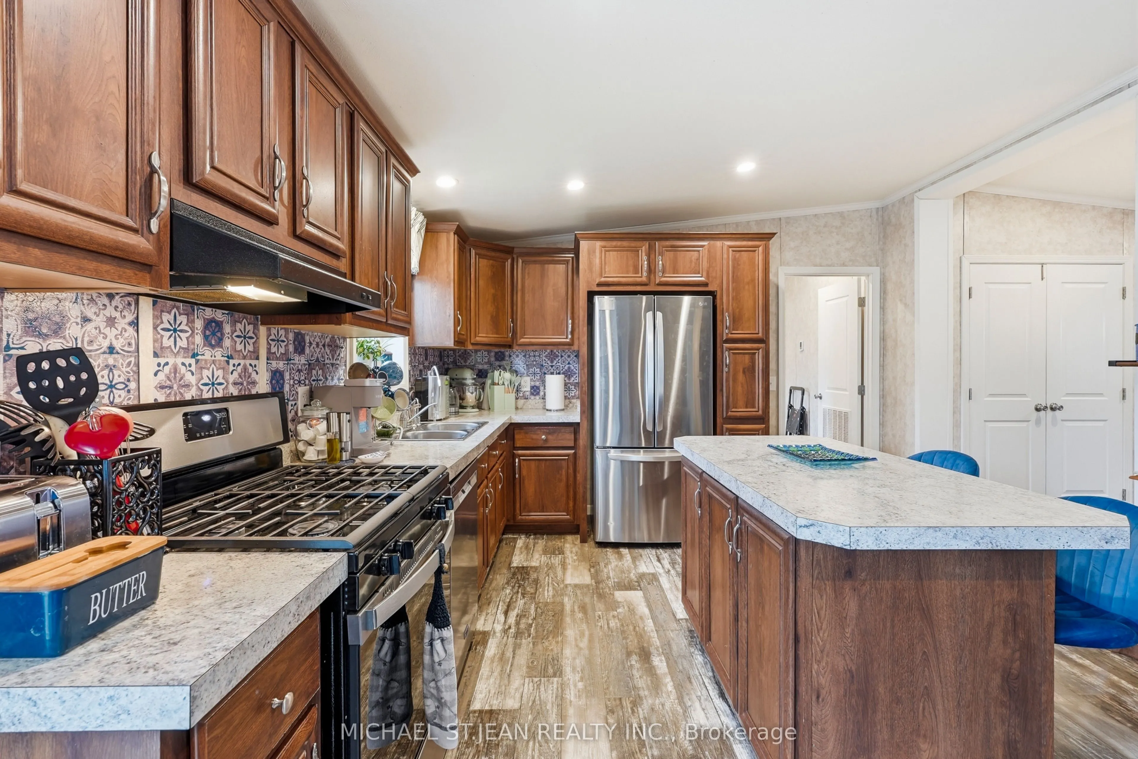27 Hickory Hollow